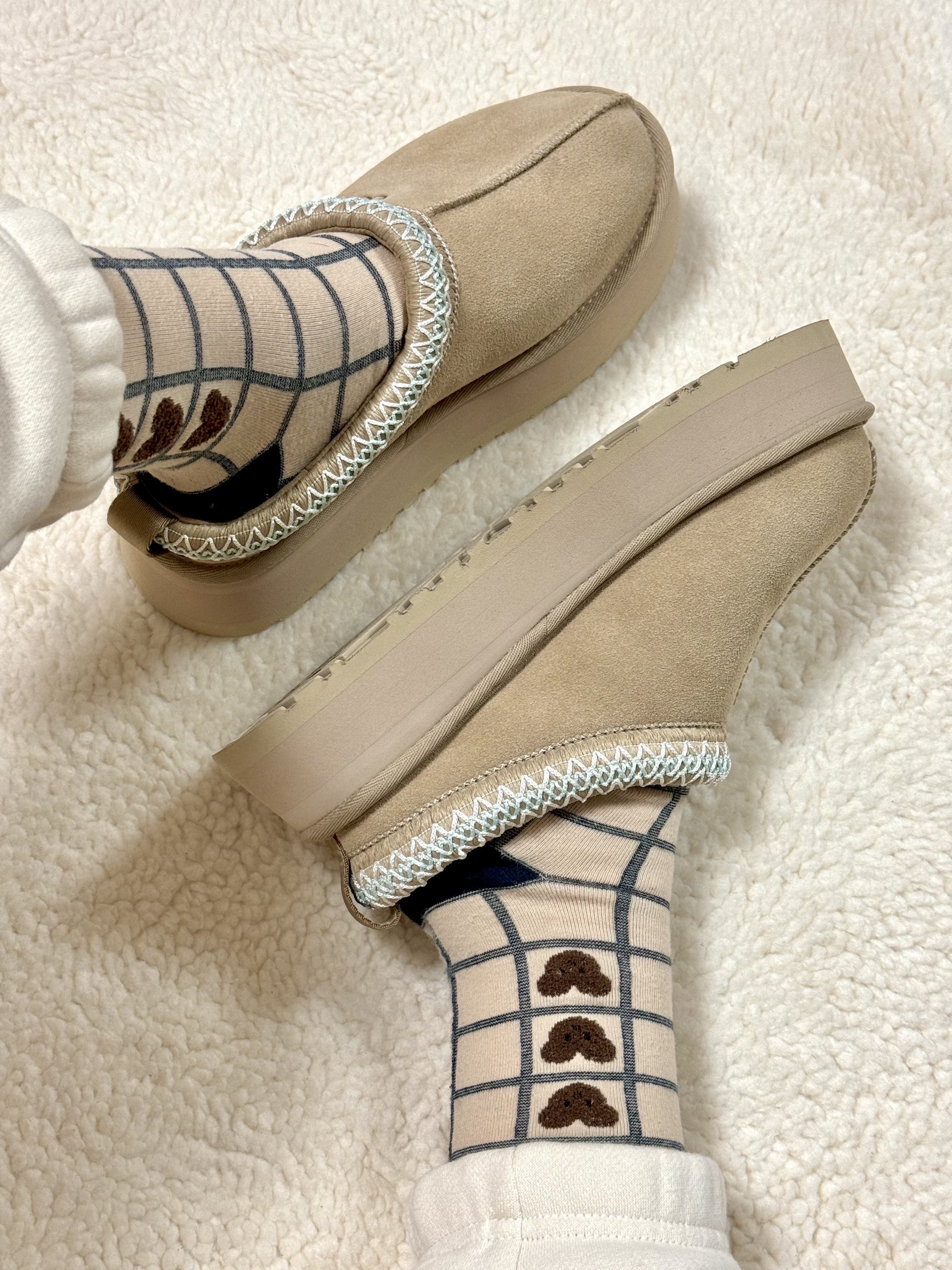 (W) UGG Tazz Slipper Sand, (W) UGG Tazz Slipper Chestnut 착용 스타일 - 3