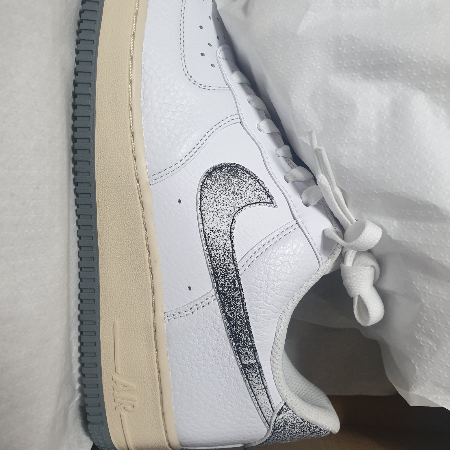 Nike Air Force 1 '07 LX White Smoke Grey 착용 스타일