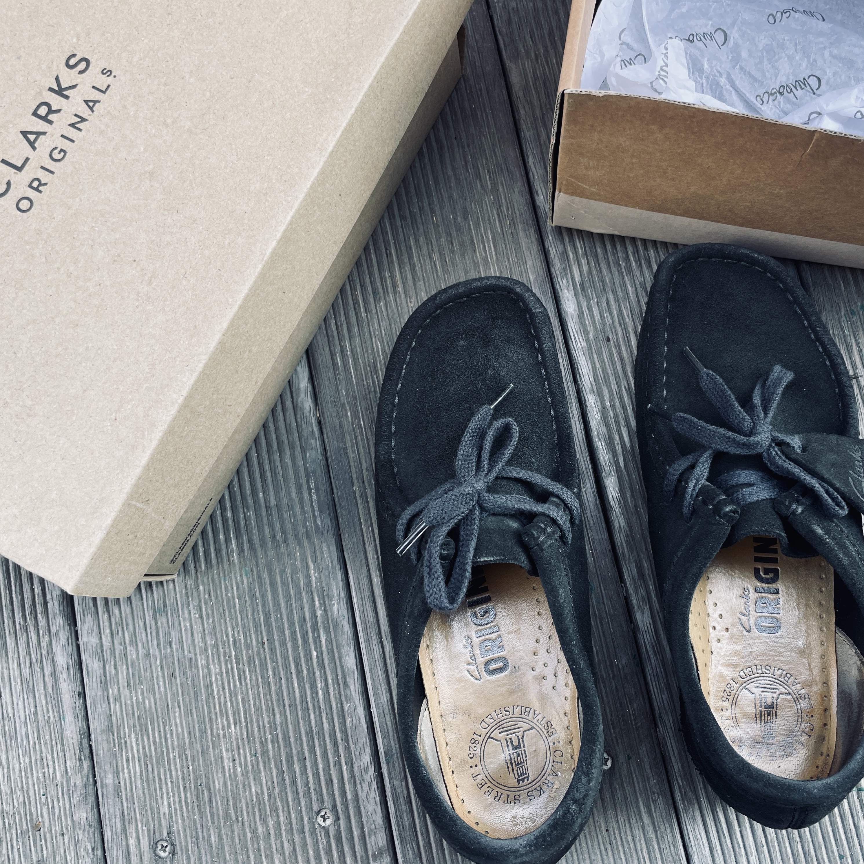 (W) Clarks Wallabee Black Suede 착용 스타일 - 1