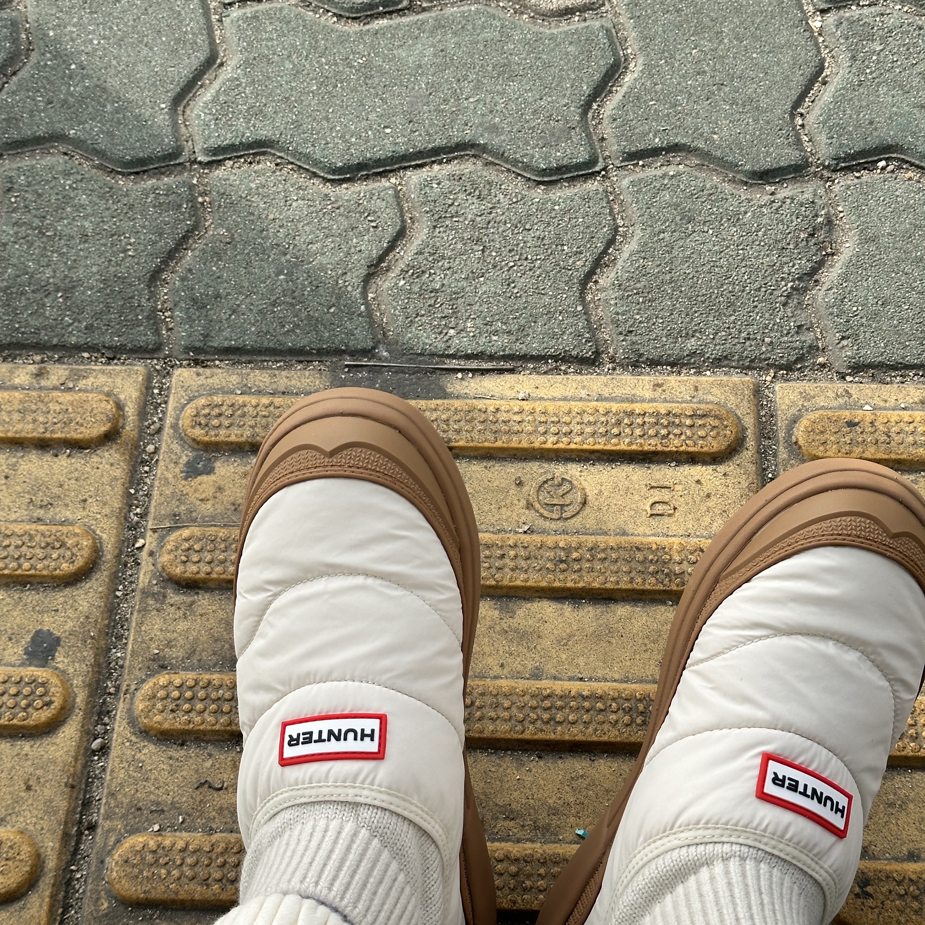(W) Hunter In Out Puffer Knit Cuff Boots White Willow 착용 스타일 - 3