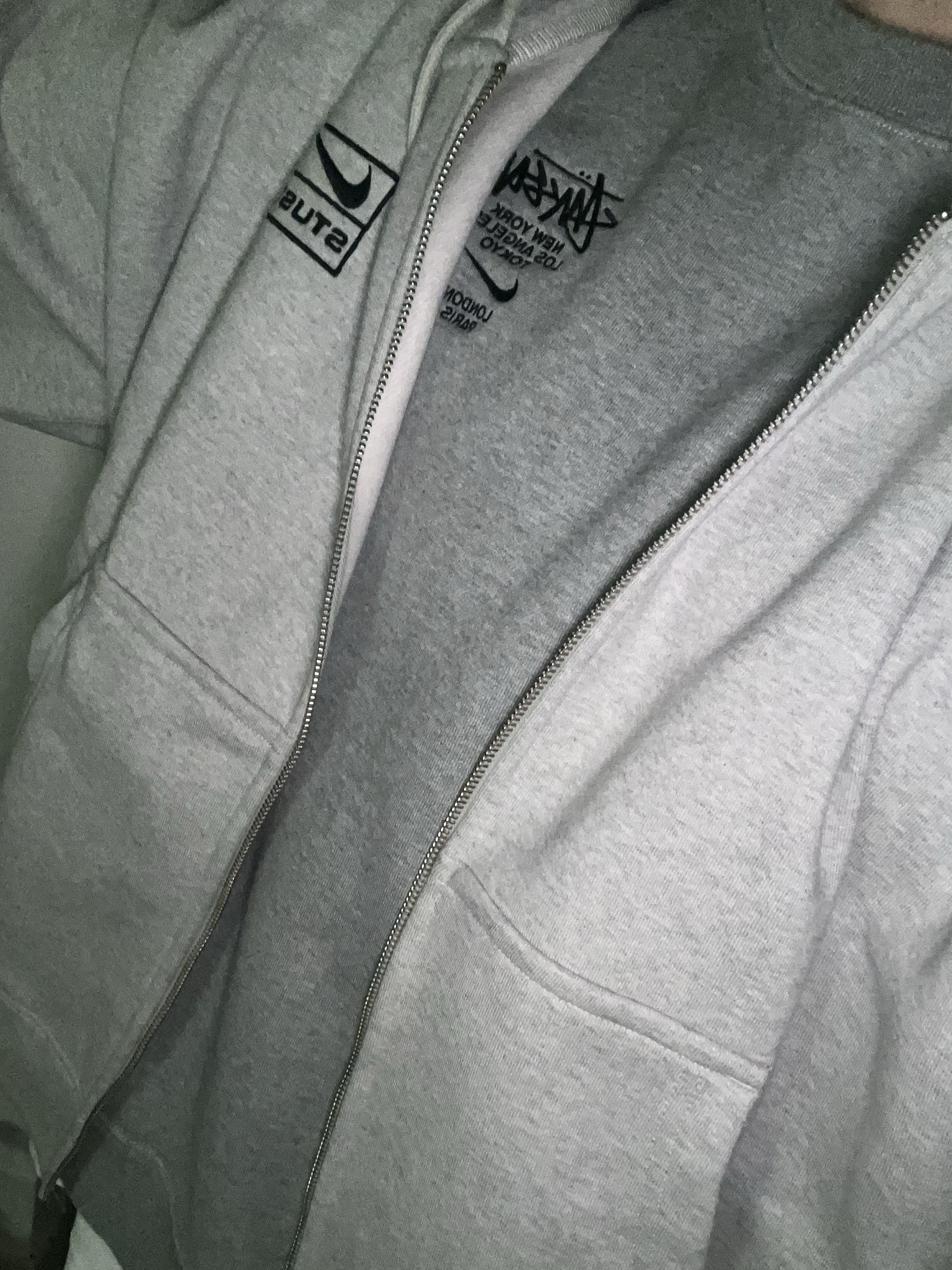 Nike x Stussy Full Zip Fleece Hoodie Grey Heather (FJ9181-050), Nike x Stussy NRG ZR Fleece Crewneck Heather Grey - US/EU 착용 스타일