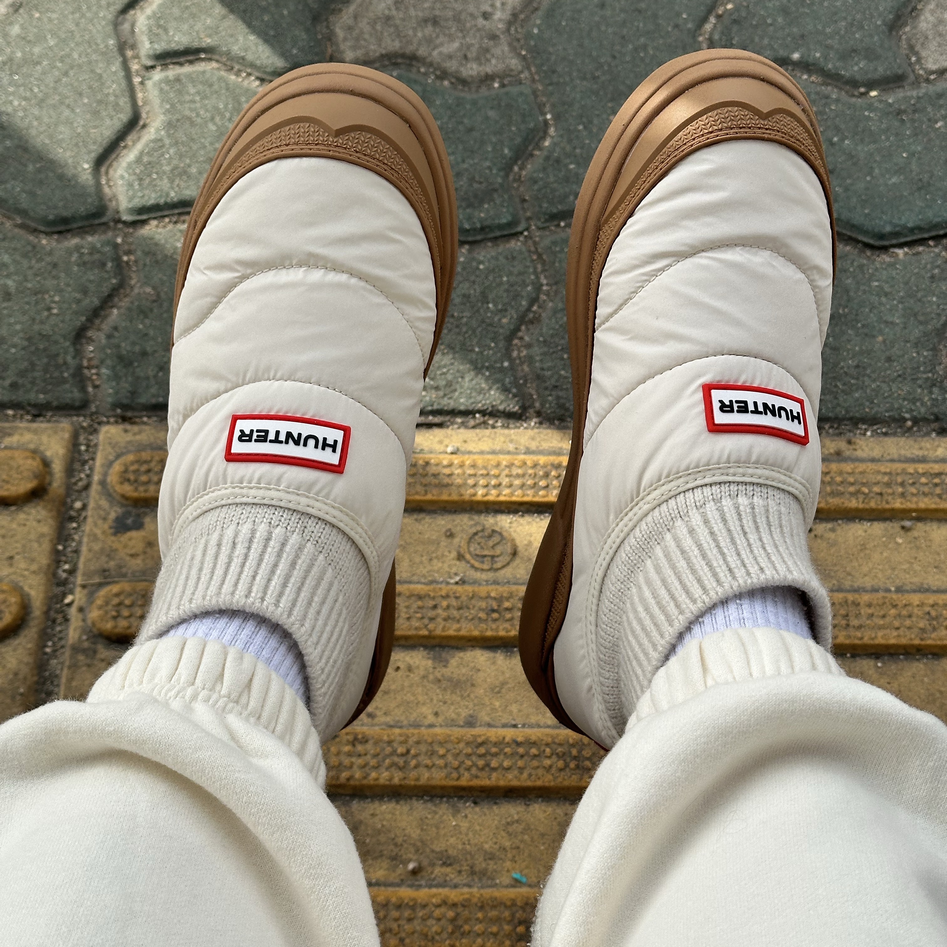 (W) Hunter In Out Puffer Knit Cuff Boots White Willow 착용 스타일 - 1