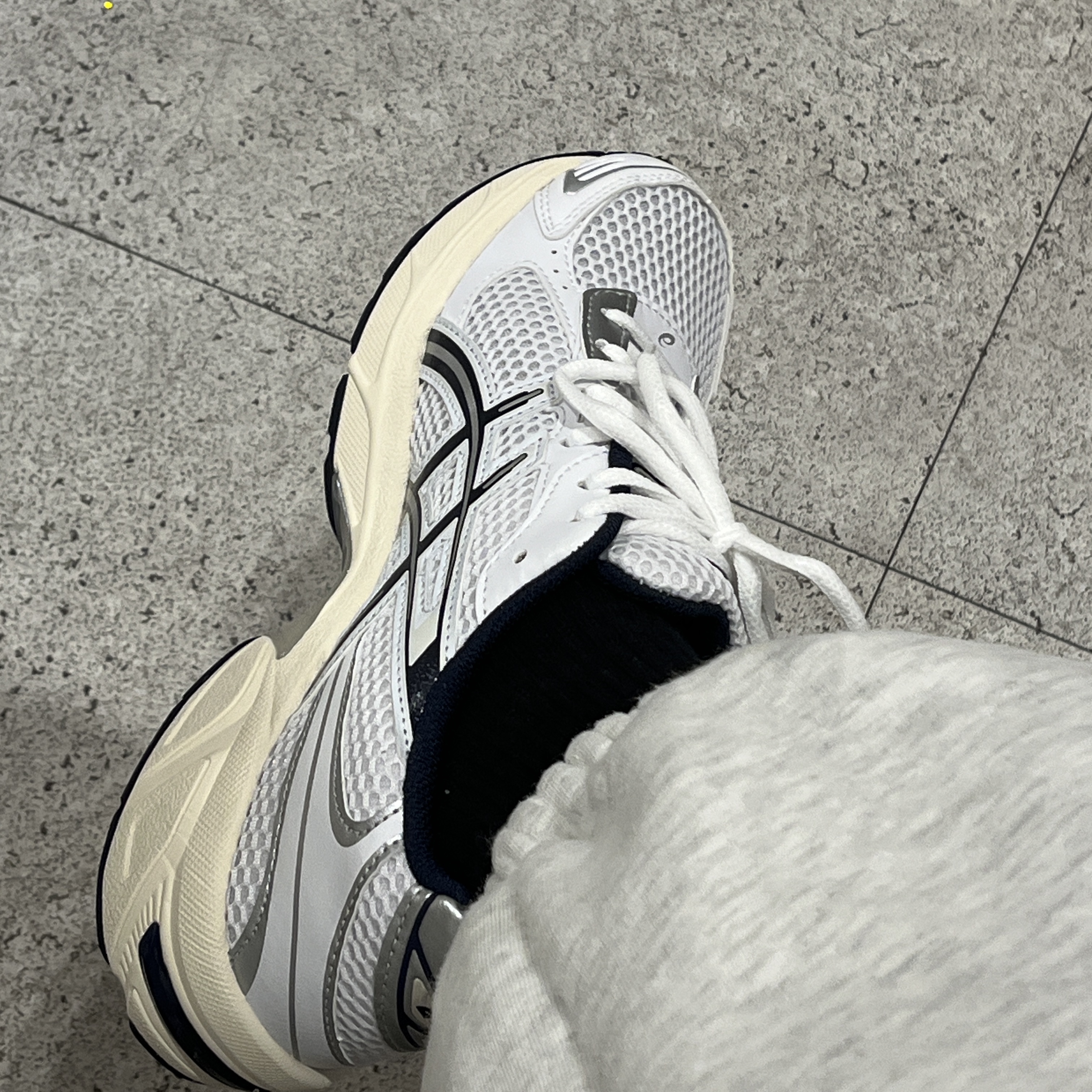 (W) Asics Gel-1130 White Midnight 착용 스타일
