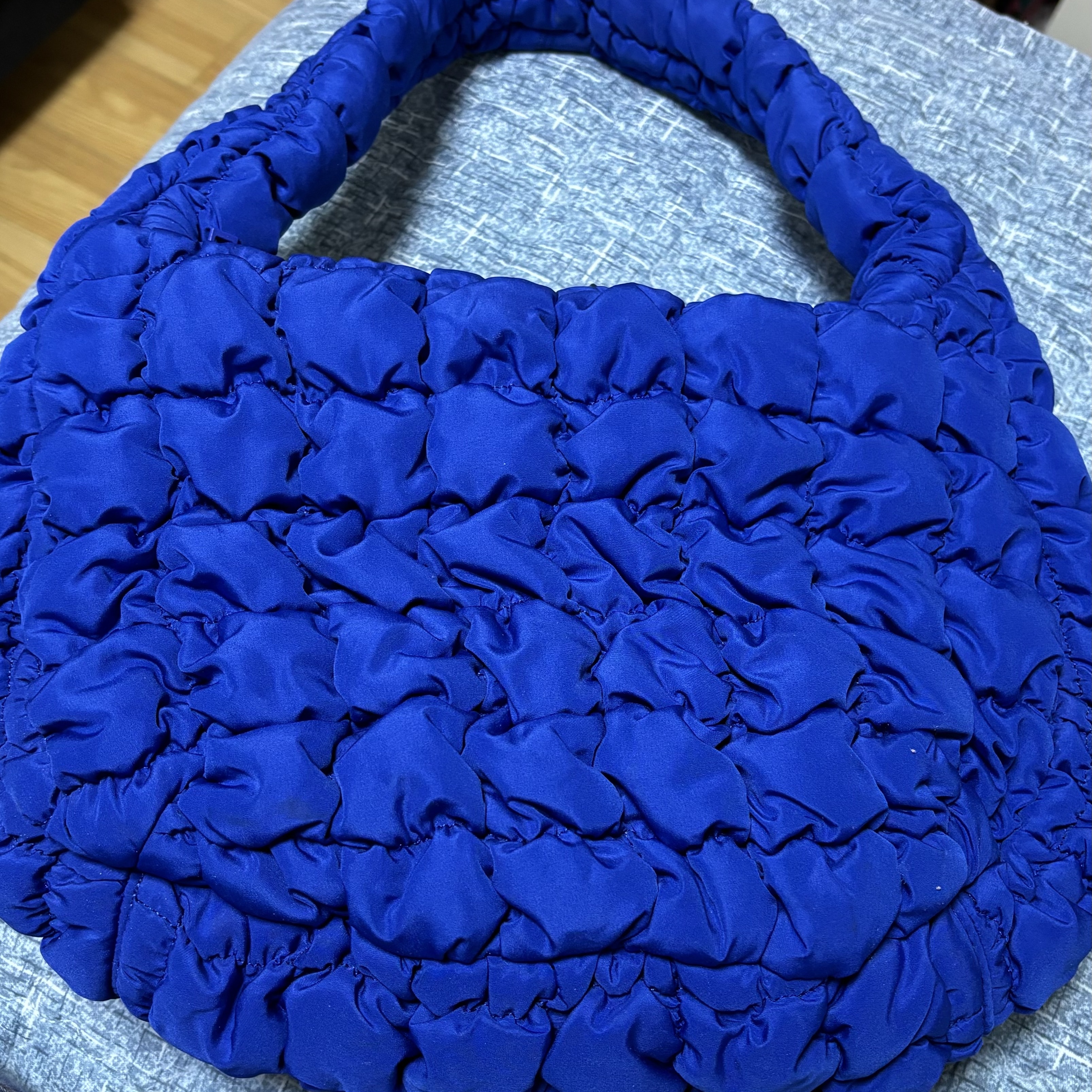 COS Quilted Mini Bag Blue 착용 스타일