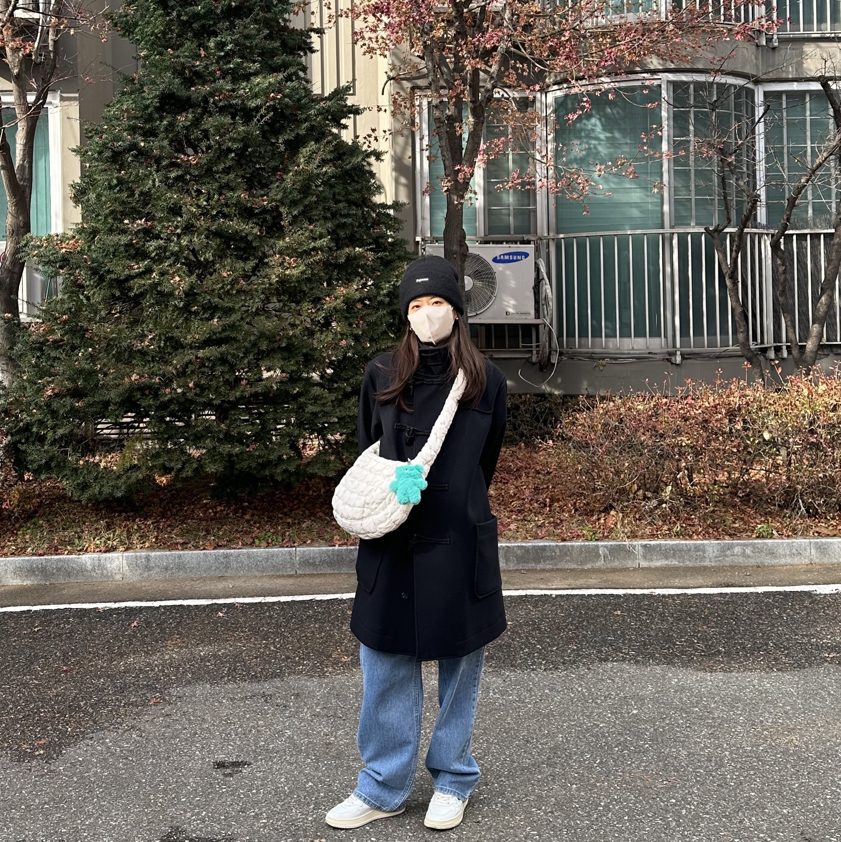COS Quilted Messenger Bag Beige, Supreme Mohair Beanie Black - 23FW 착용 스타일 - 3