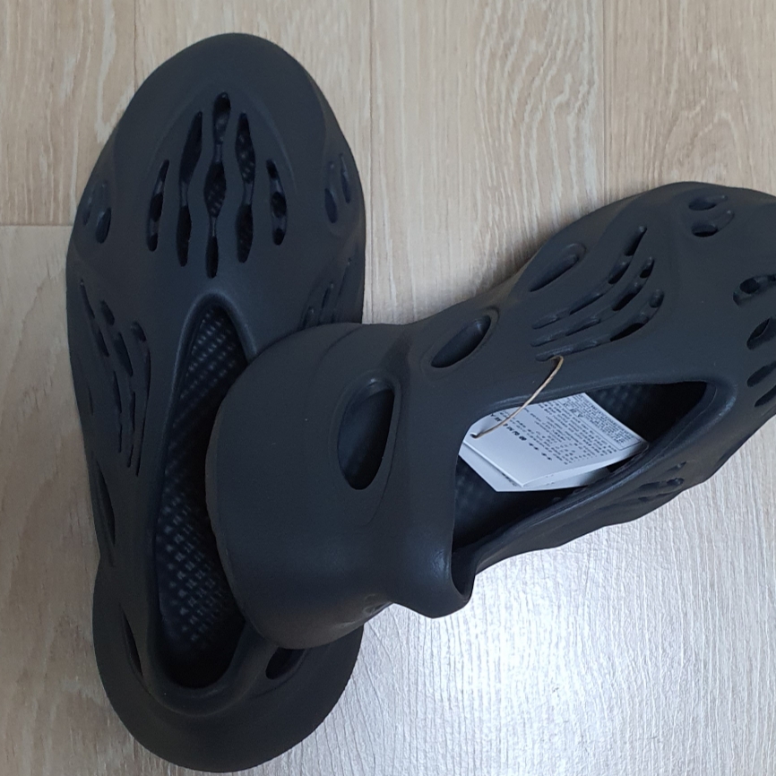 Adidas Yeezy Foam RNNR Carbon 착용 스타일