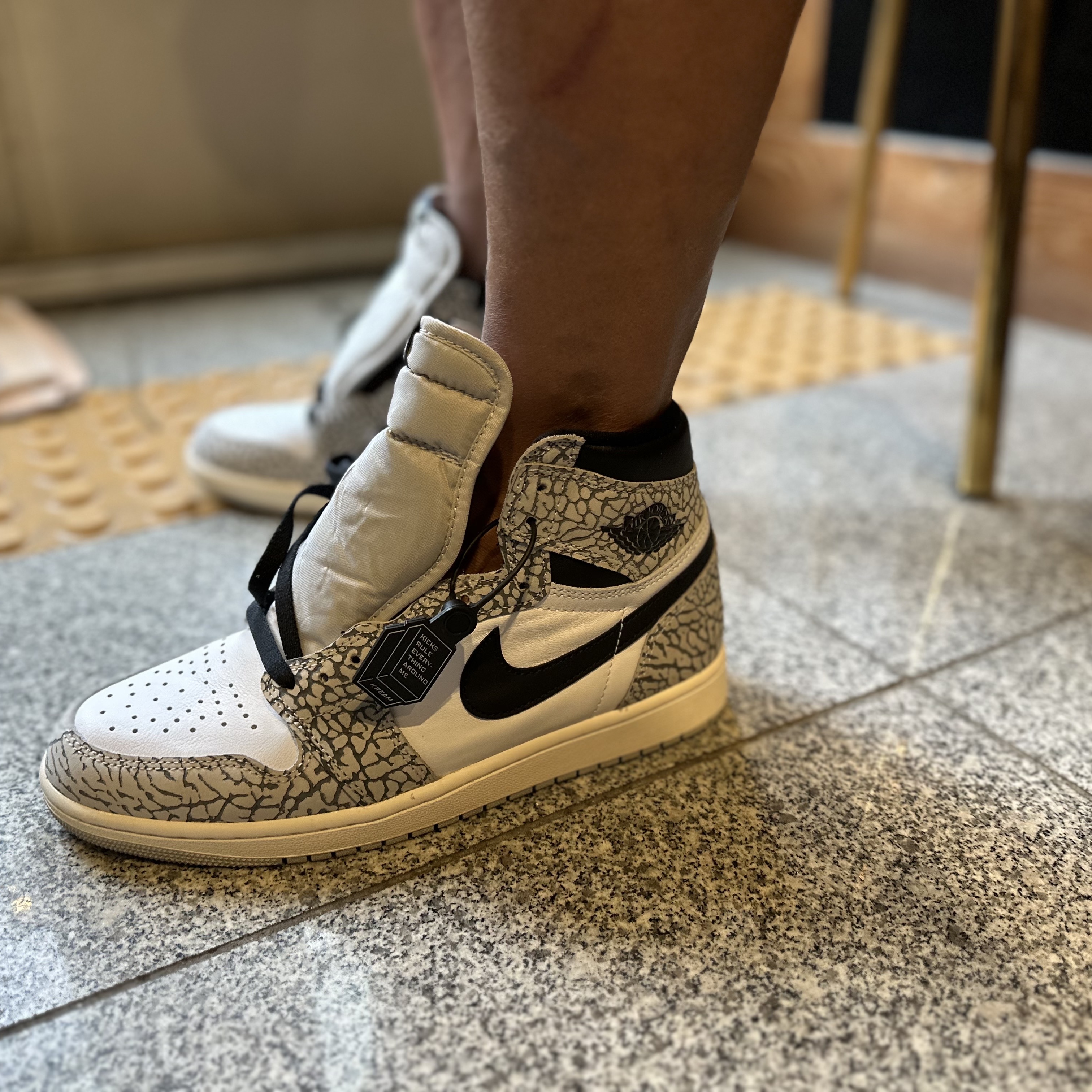 Jordan 1 Retro High OG White Cement 착용 스타일 - 1