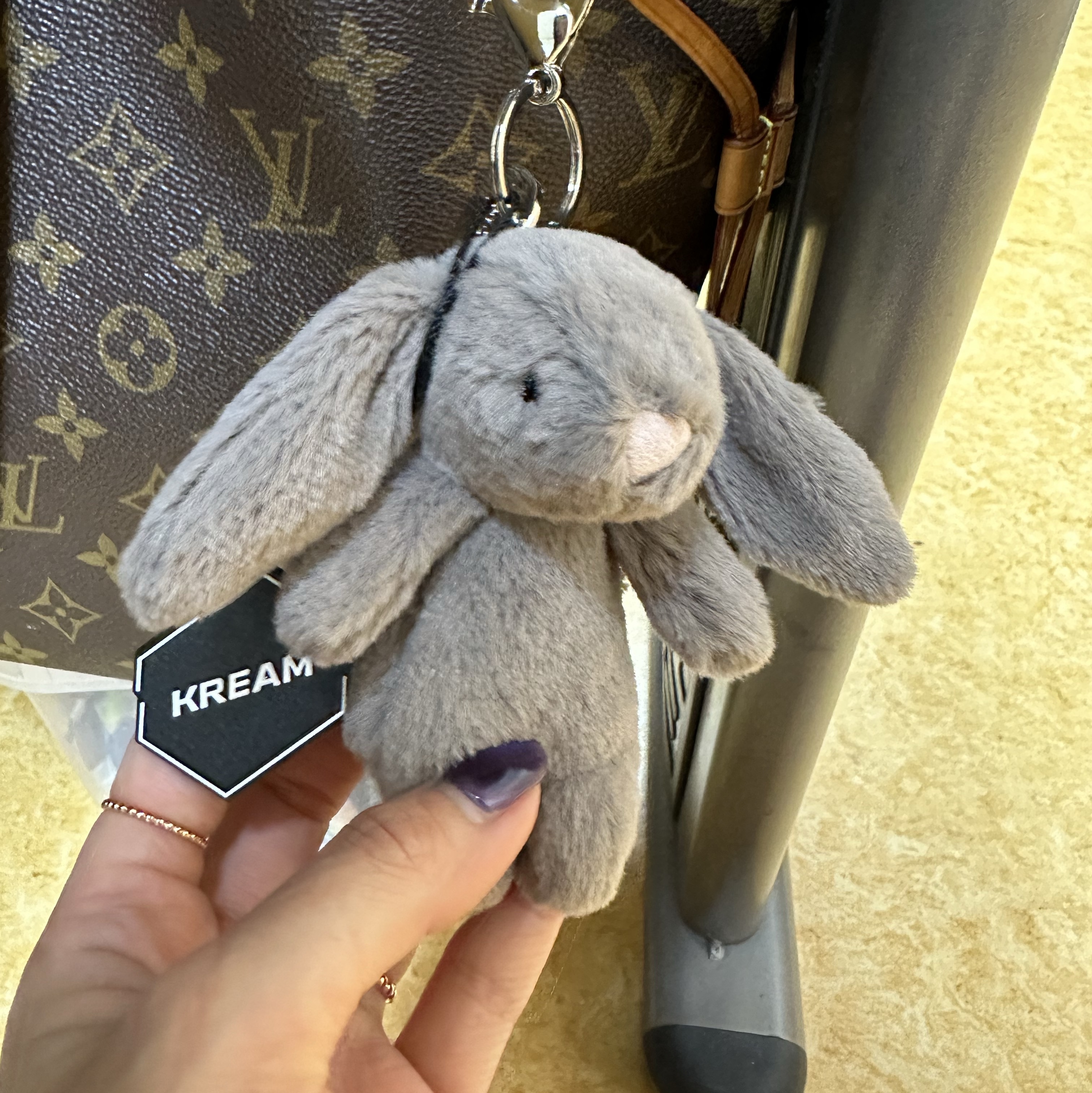 Jellycat Bashful Bunny Truffle Bag Charm Brown 착용 스타일 - 2