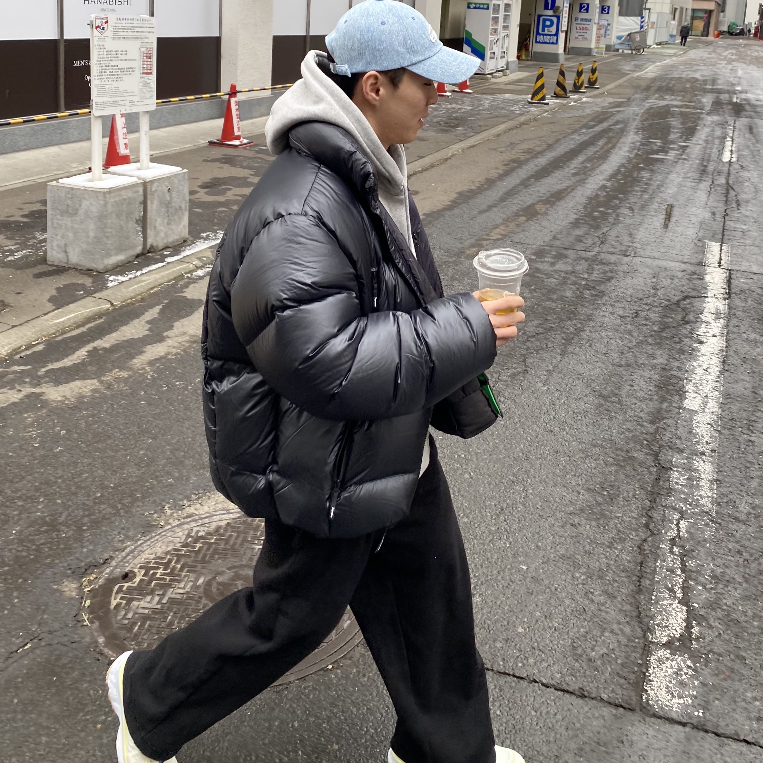 Supreme Featherweight Down Puffer Jacket Black - 23FW 착용 스타일