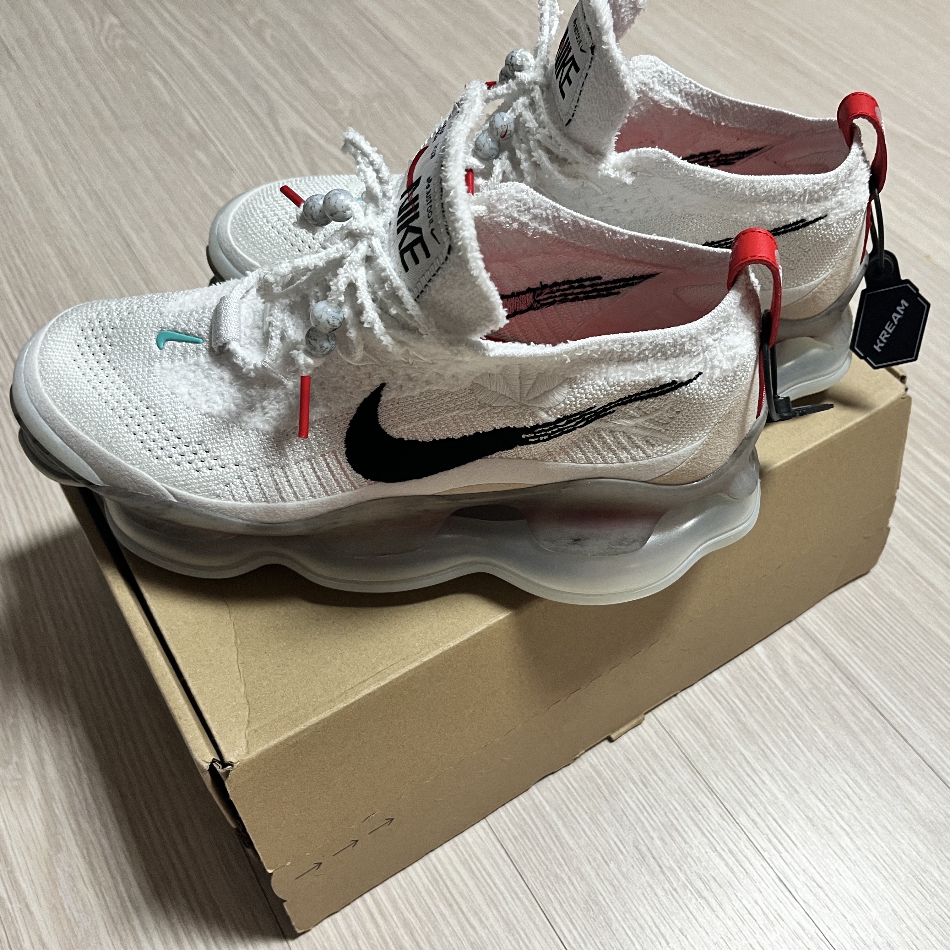 Nike Air Max Scorpion Flyknit Summit White 착용 스타일