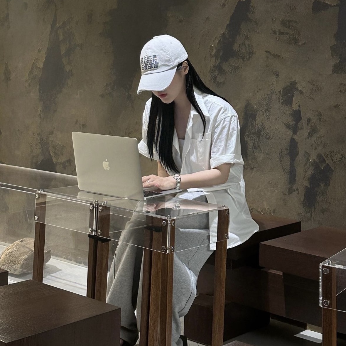Matin Kim Lettering Washed Ball Cap Light Grey 착용 스타일 - 3