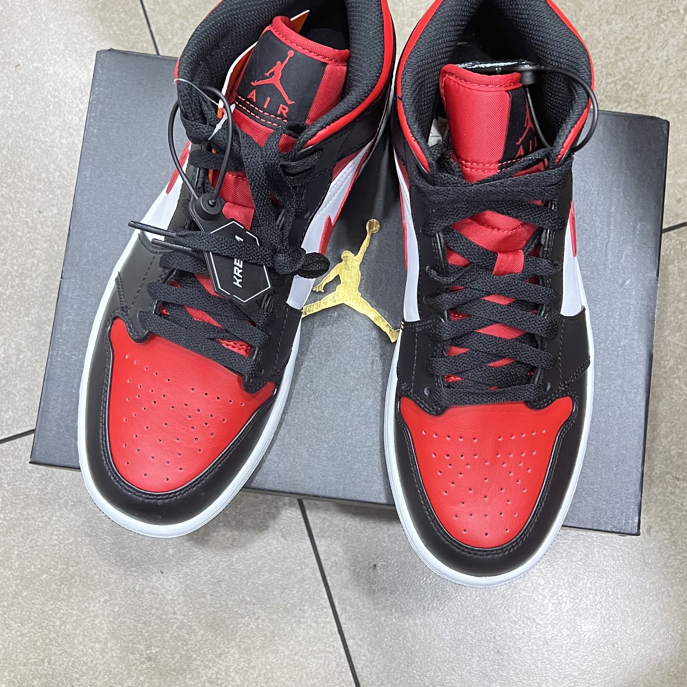 Jordan 1 Mid Black Fire Red 착용 스타일