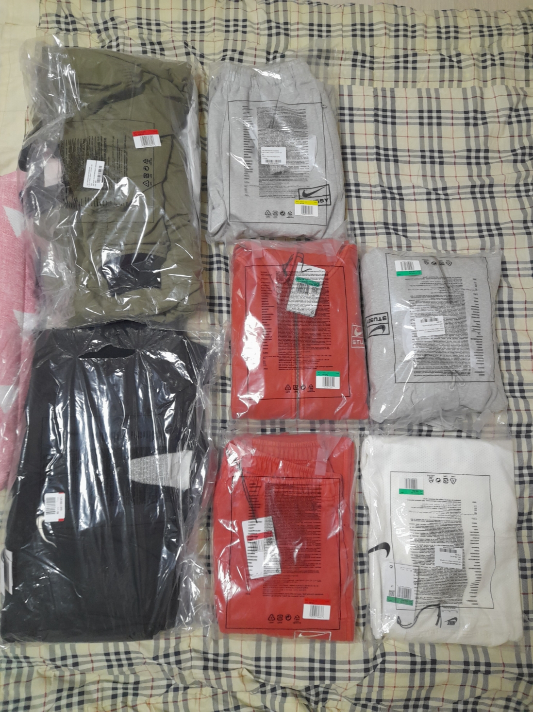 Nike x Stussy Reversible Jacket Medium Olive (FJ9153-222), Nike x Stussy Reversible Jacket Black (FJ9153-010) 착용 스타일