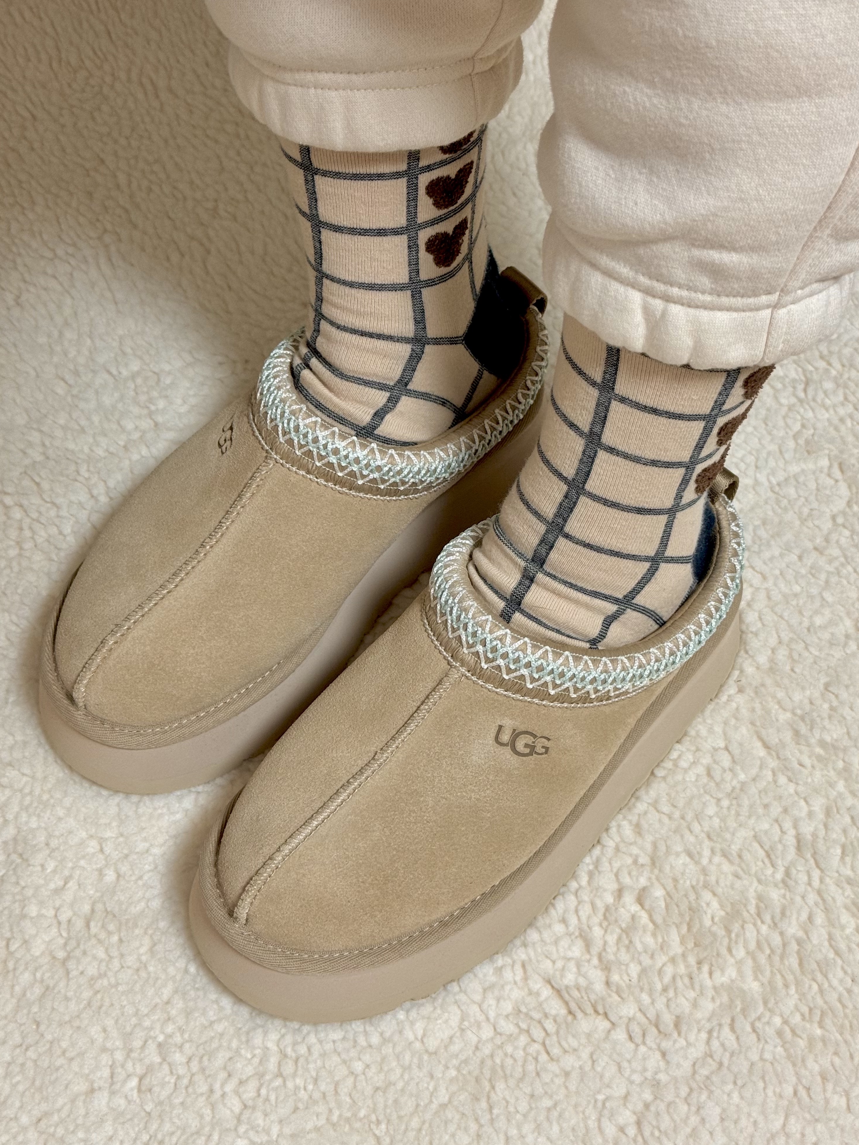 (W) UGG Tazz Slipper Sand, (W) UGG Tazz Slipper Chestnut 착용 스타일 - 1