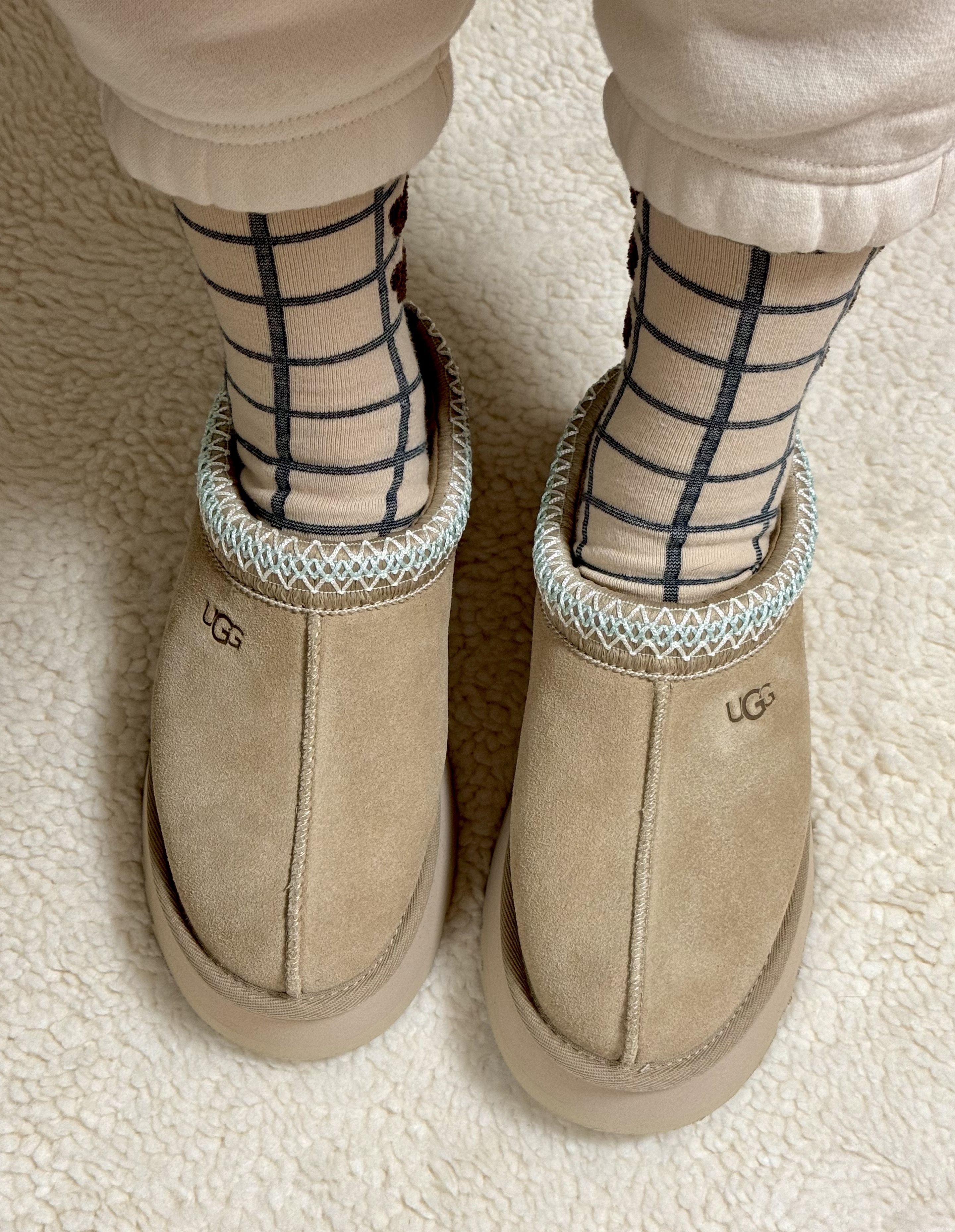 (W) UGG Tazz Slipper Sand, (W) UGG Tazz Slipper Chestnut 착용 스타일 - 2