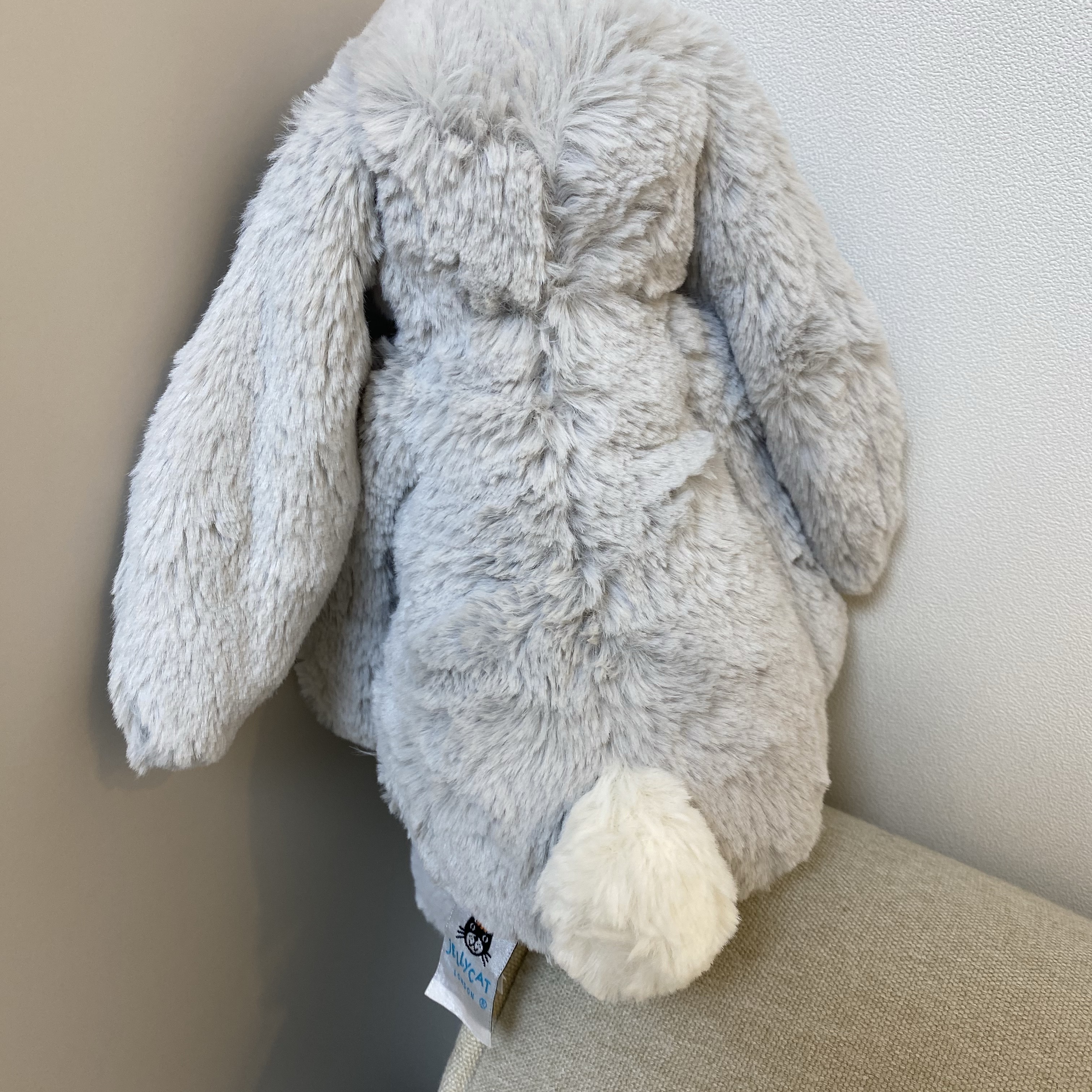 Jellycat Bashful Bunny Medium Grey 착용 스타일 - 2