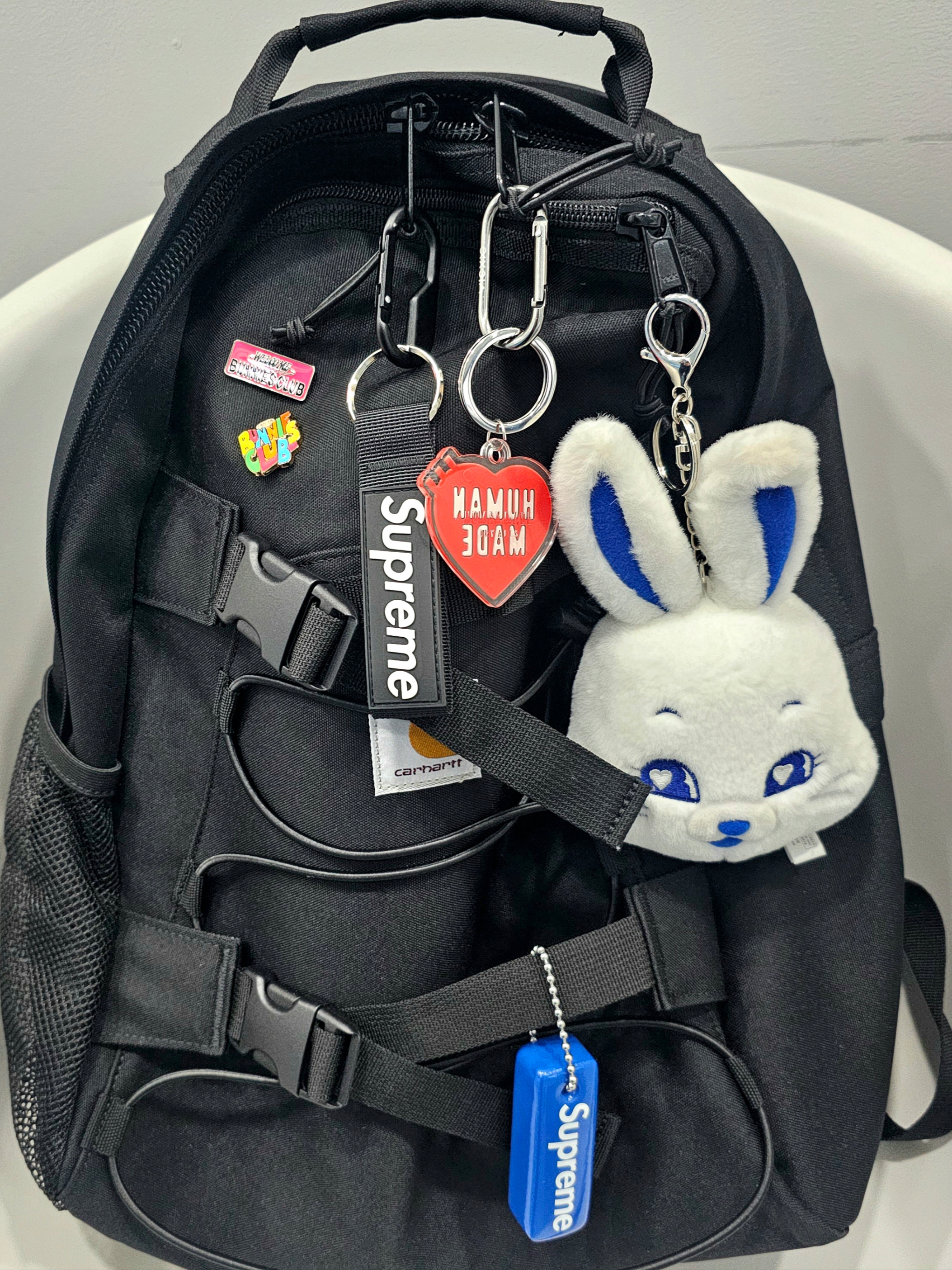 Supreme Floating Keychain Faded Blue - 23FW, Supreme Webbing Keychain Black - 20FW 착용 스타일