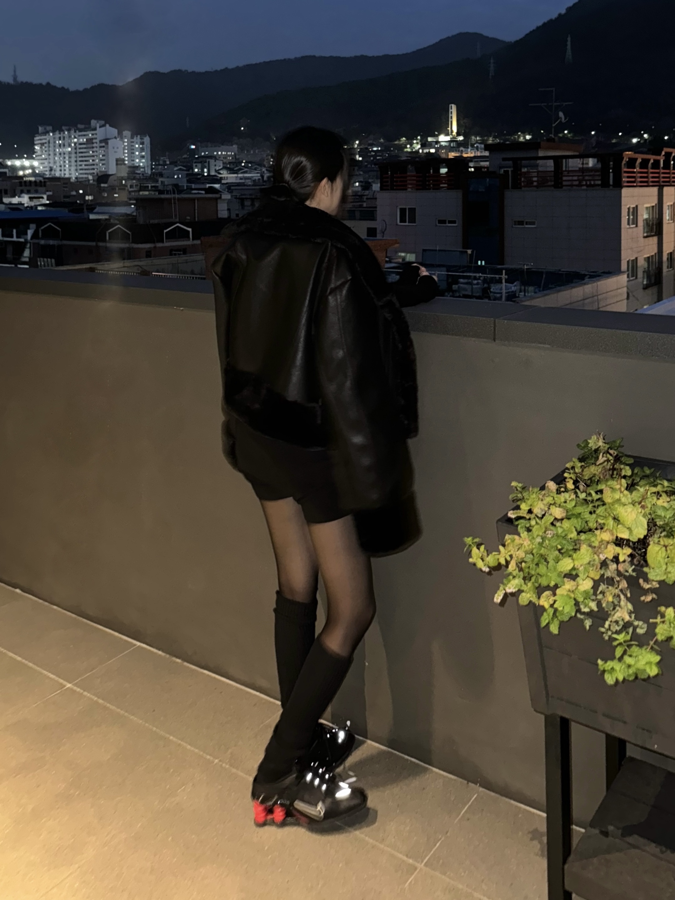 (W) Bohemian Seoul High Neck Short Mustang Black, Dior Saddle Belt Pouch Blue Dior Oblique Jacquard 착용 스타일 - 2