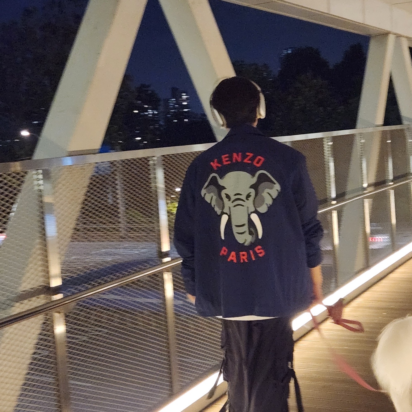 Balenciaga Defender Sneakers Beige, Kenzo Elephant Coach Jacket Midnight Blue 착용 스타일 - 2