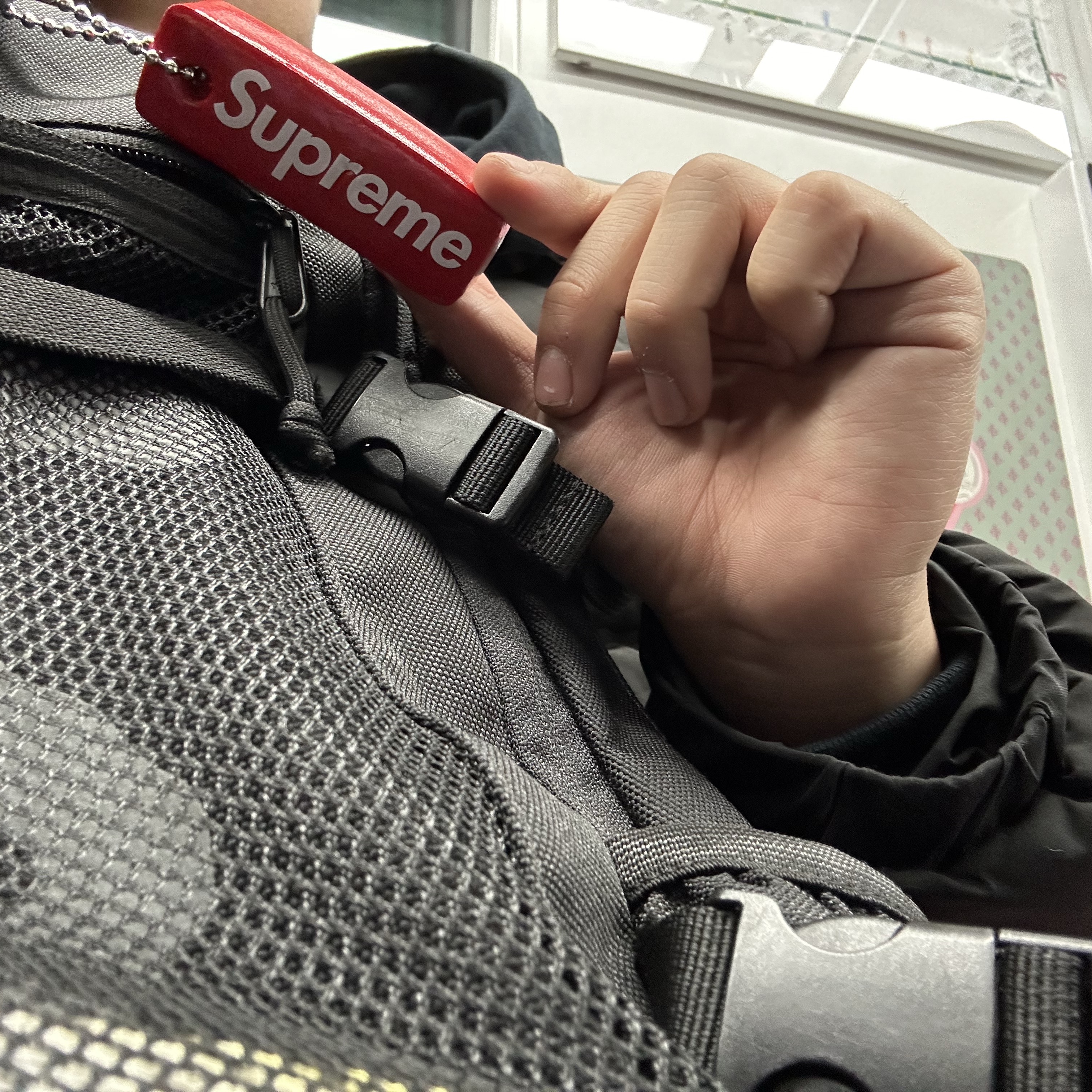 Supreme Floating Keychain Red - 23FW 착용 스타일 - 1