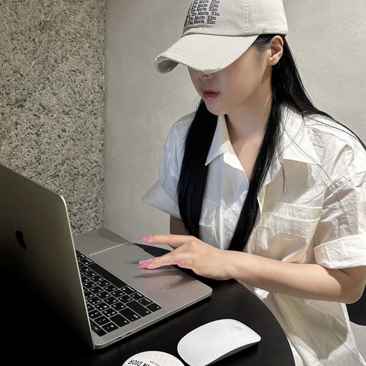 Matin Kim Lettering Washed Ball Cap Light Grey 착용 스타일 - 2