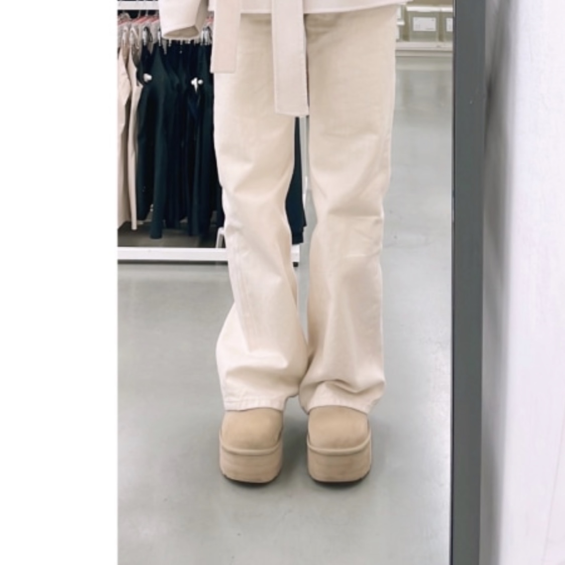 (W) UGG Classic Ultra Mini Platform Mustard Seed 착용 스타일