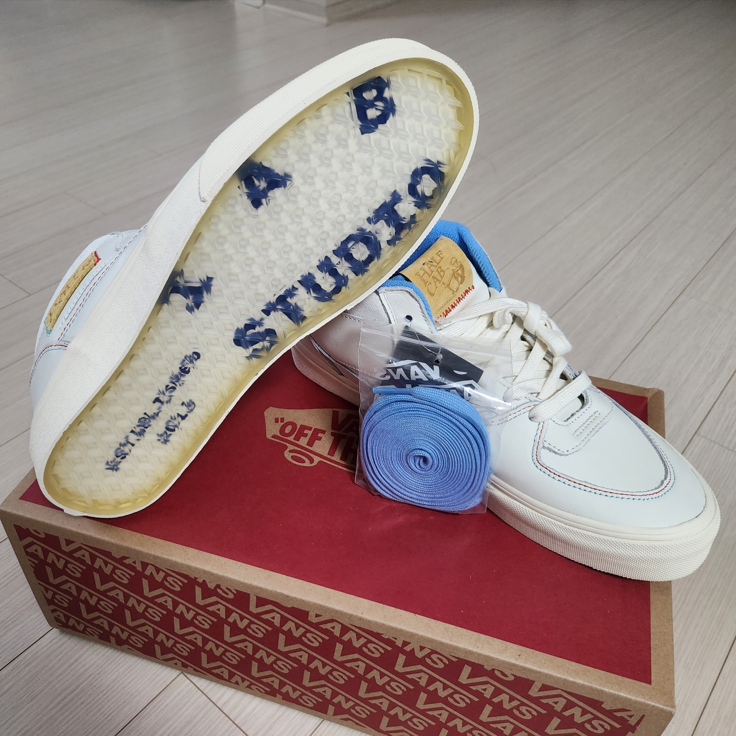 Vans x IAB Studio Half Cab Marshmallow Antique White 착용 스타일 - 1