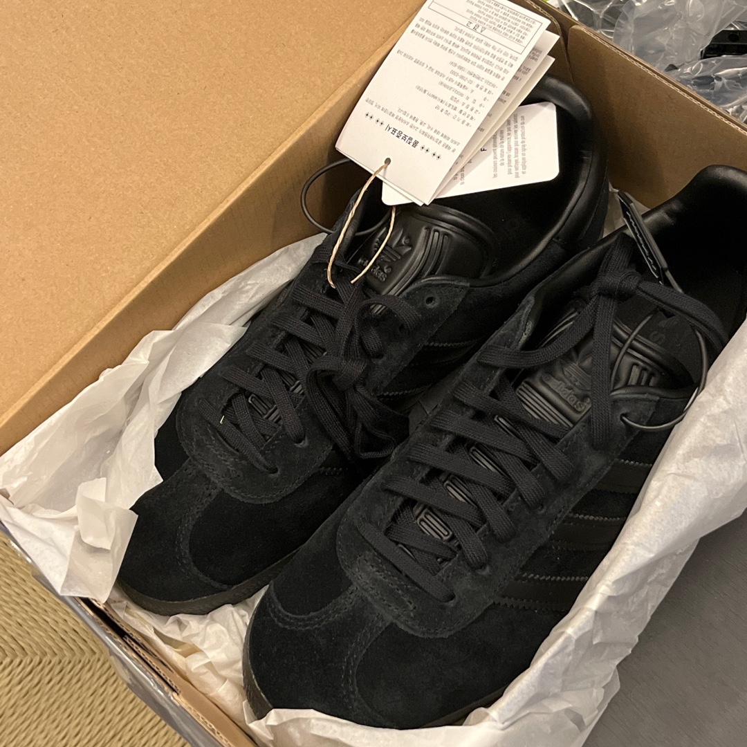 Adidas Gazelle Triple Black 착용 스타일