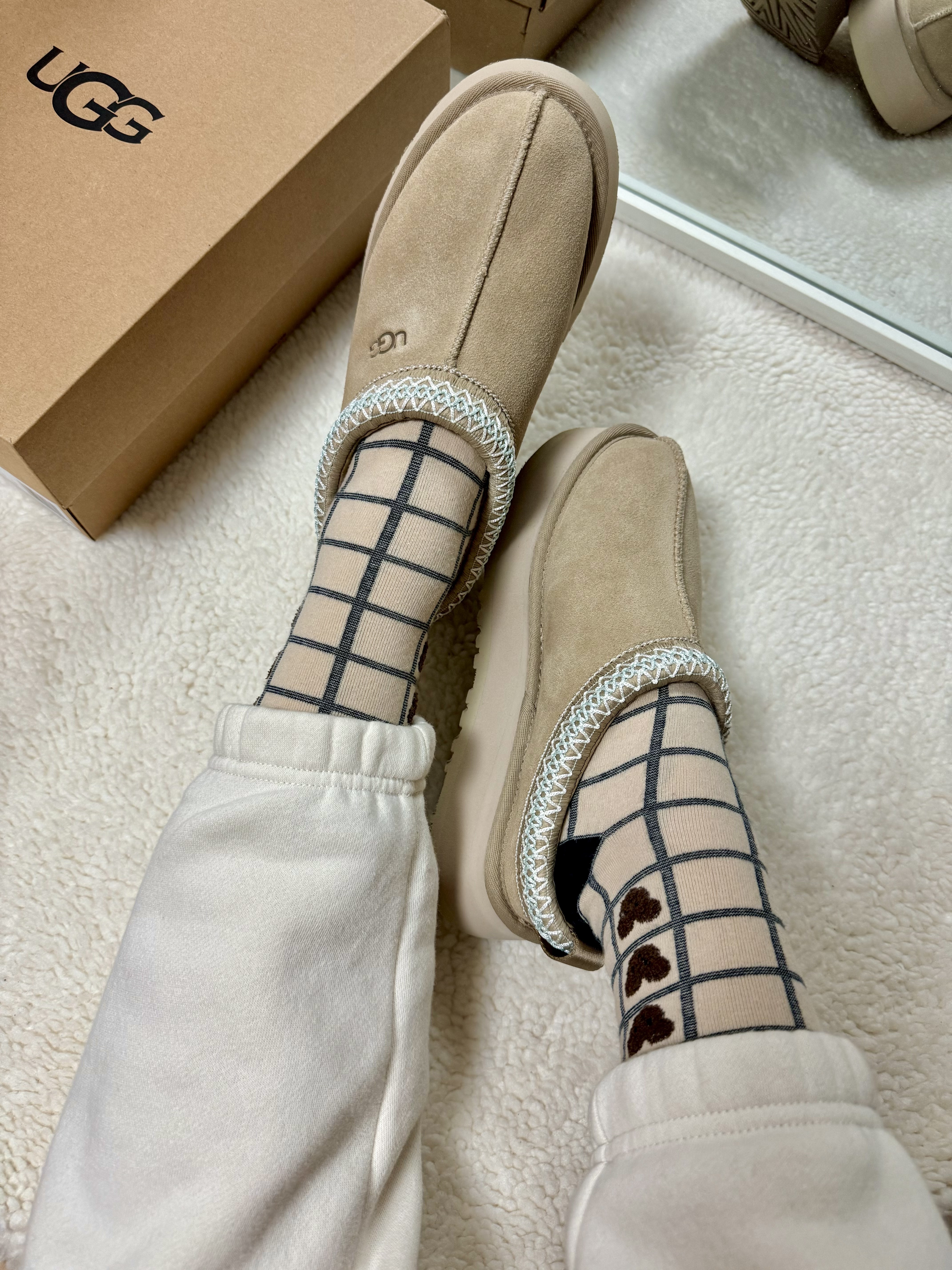 (W) UGG Tazz Slipper Sand, (W) UGG Tazz Slipper Chestnut 착용 스타일 - 5