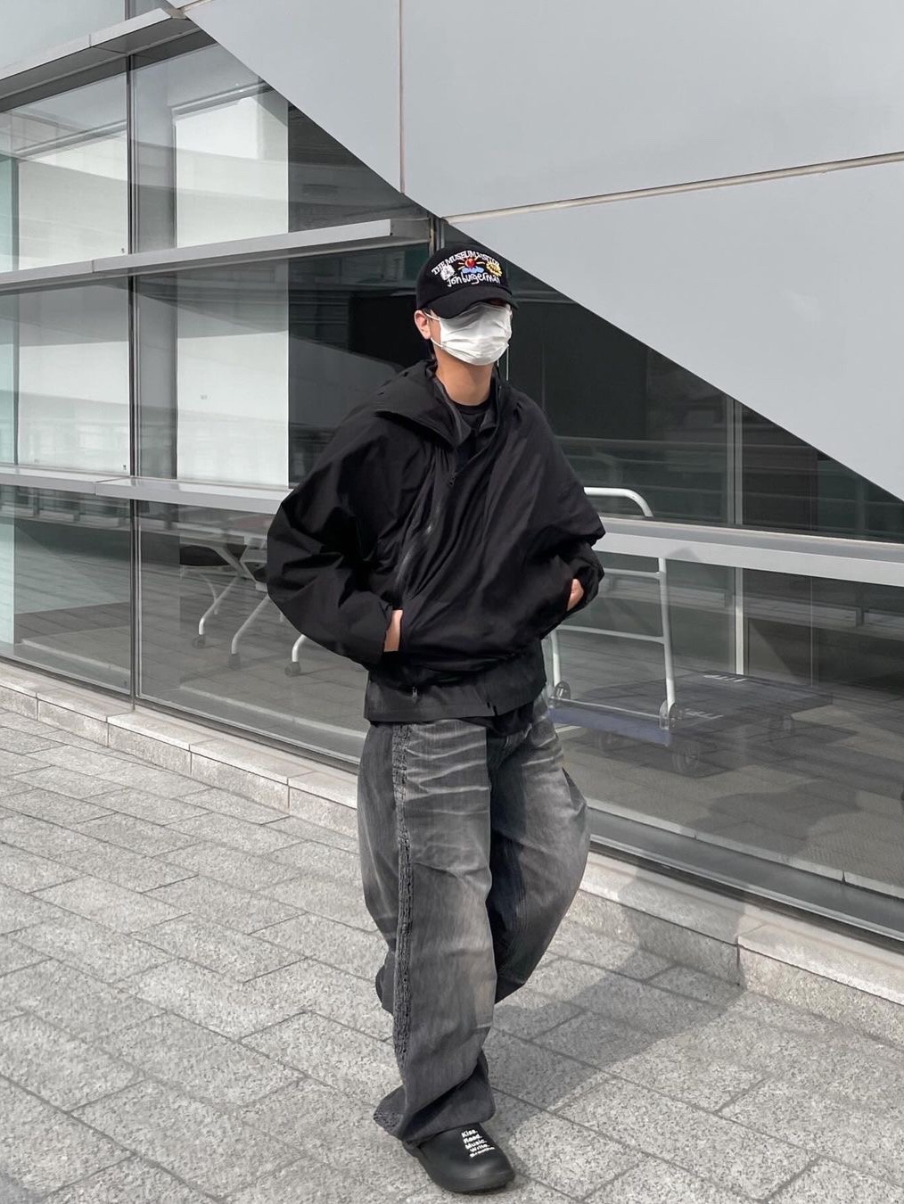 [KREAM 단독] Etce Smocking Baggy Jean Grey 착용 스타일 - 1