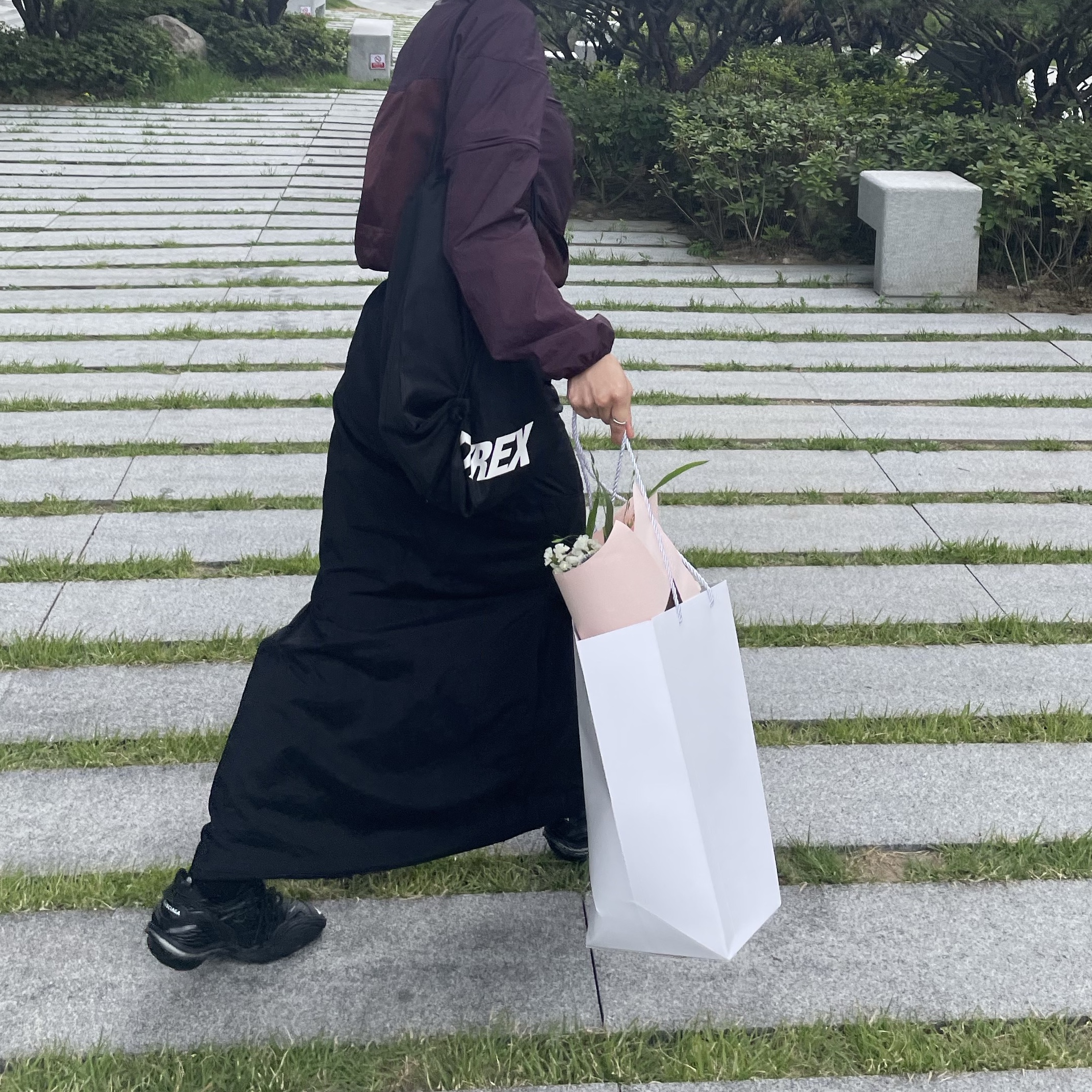 (W) Balenciaga Tyrex Sneakers Black 착용 스타일 - 1