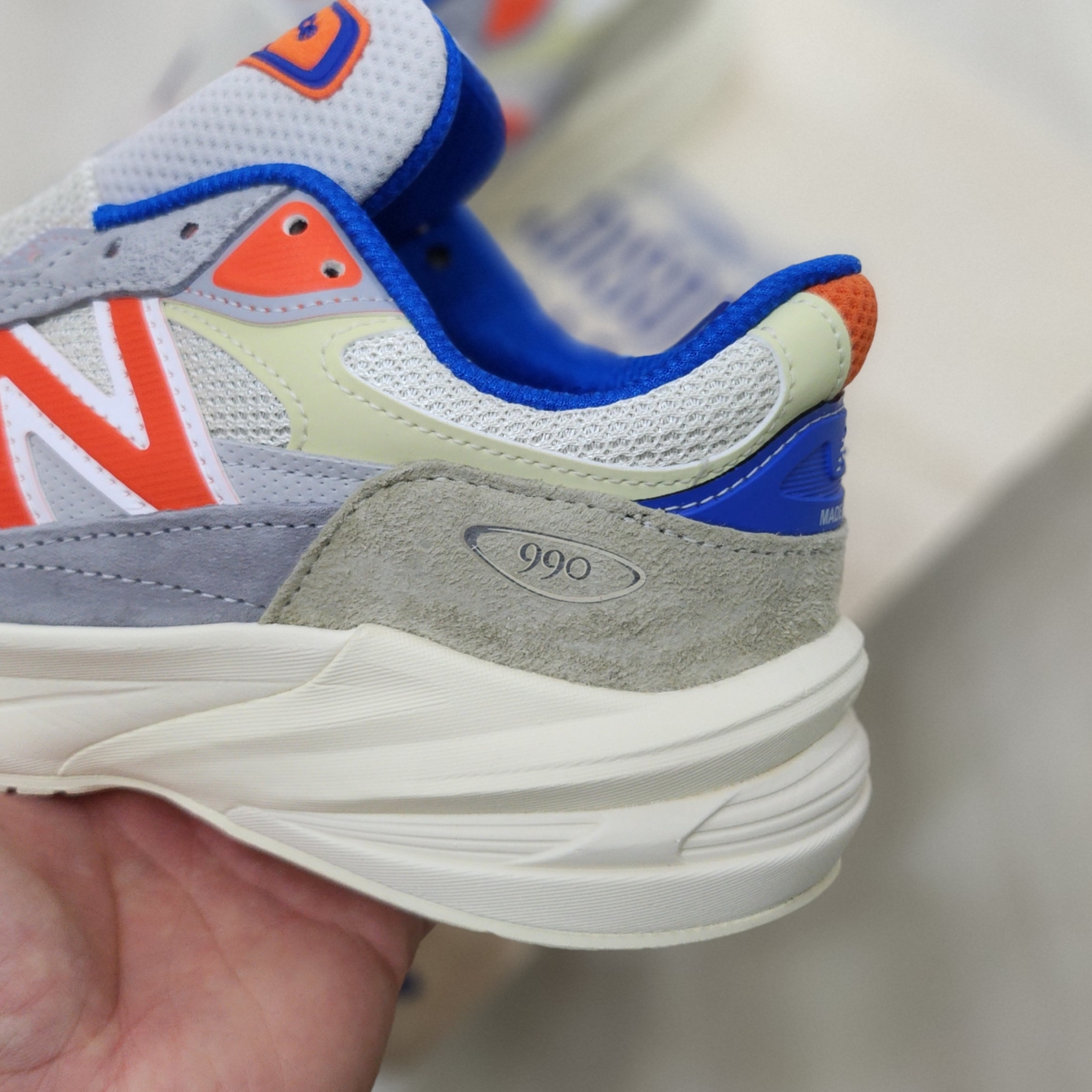 New Balance x Kith x Madison Square Garden 990v6 Made in USA Angora Royal Blue 착용 스타일 - 3