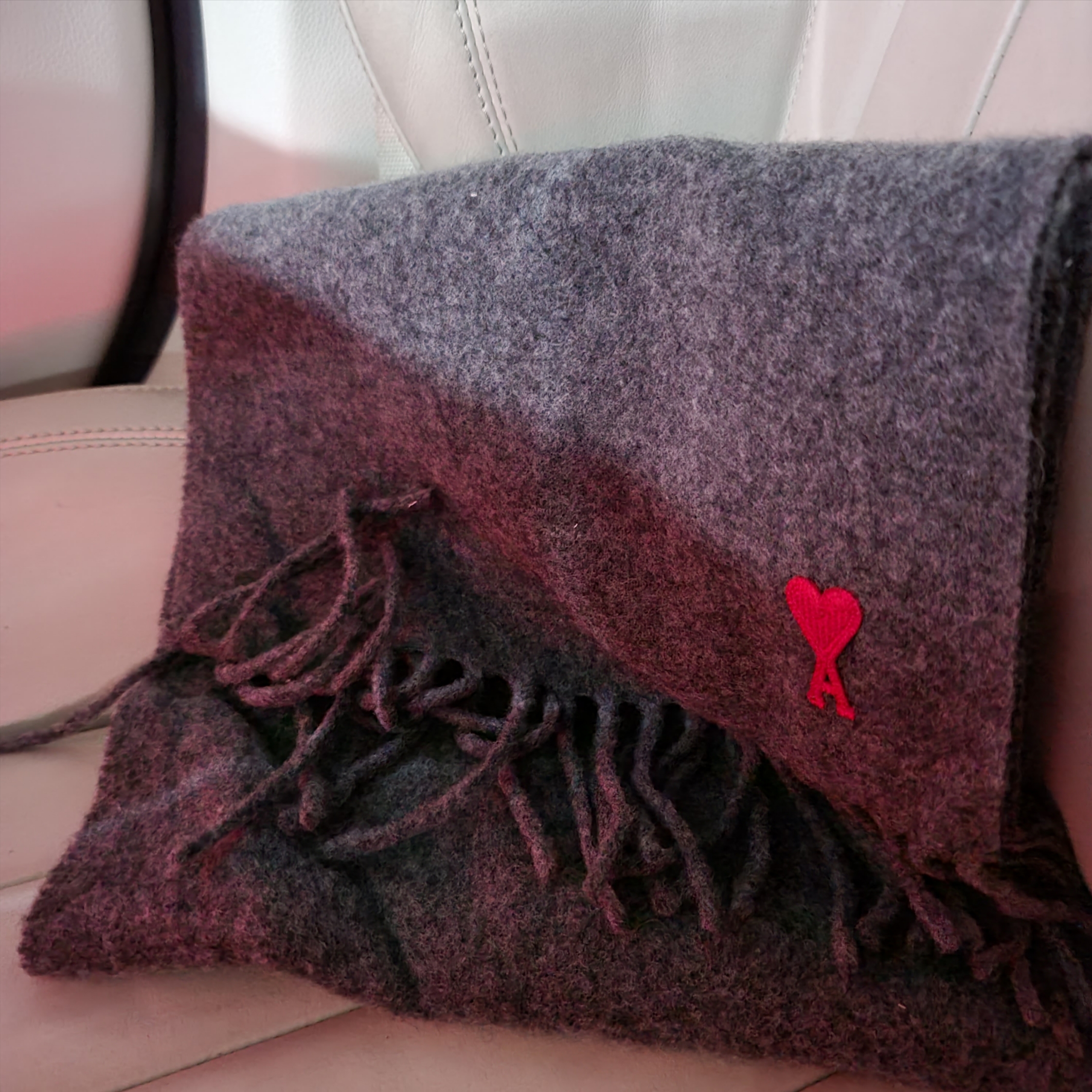 AMI de Coeur Muffler Dark Grey 착용 스타일