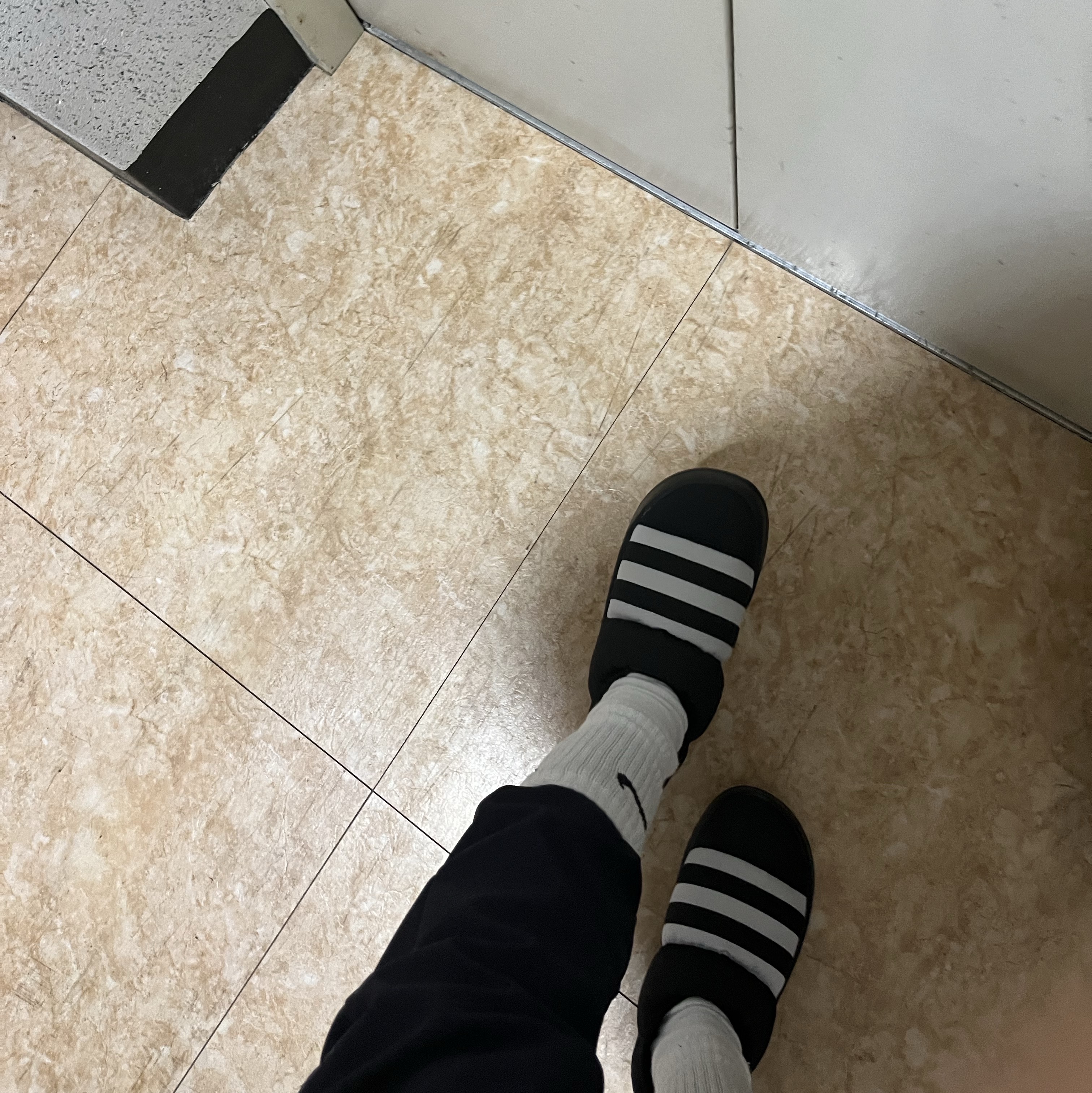 Adidas Puffylette Core Black 착용 스타일