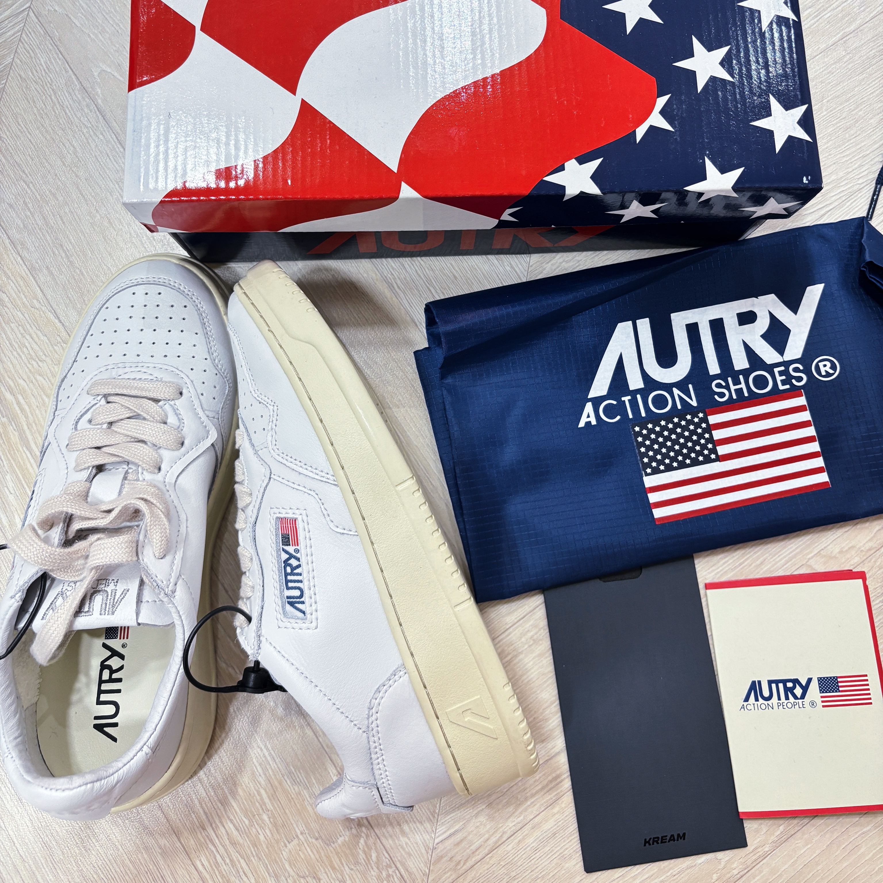 (W) Autry Medalist Low Leather Sneakers White 착용 스타일