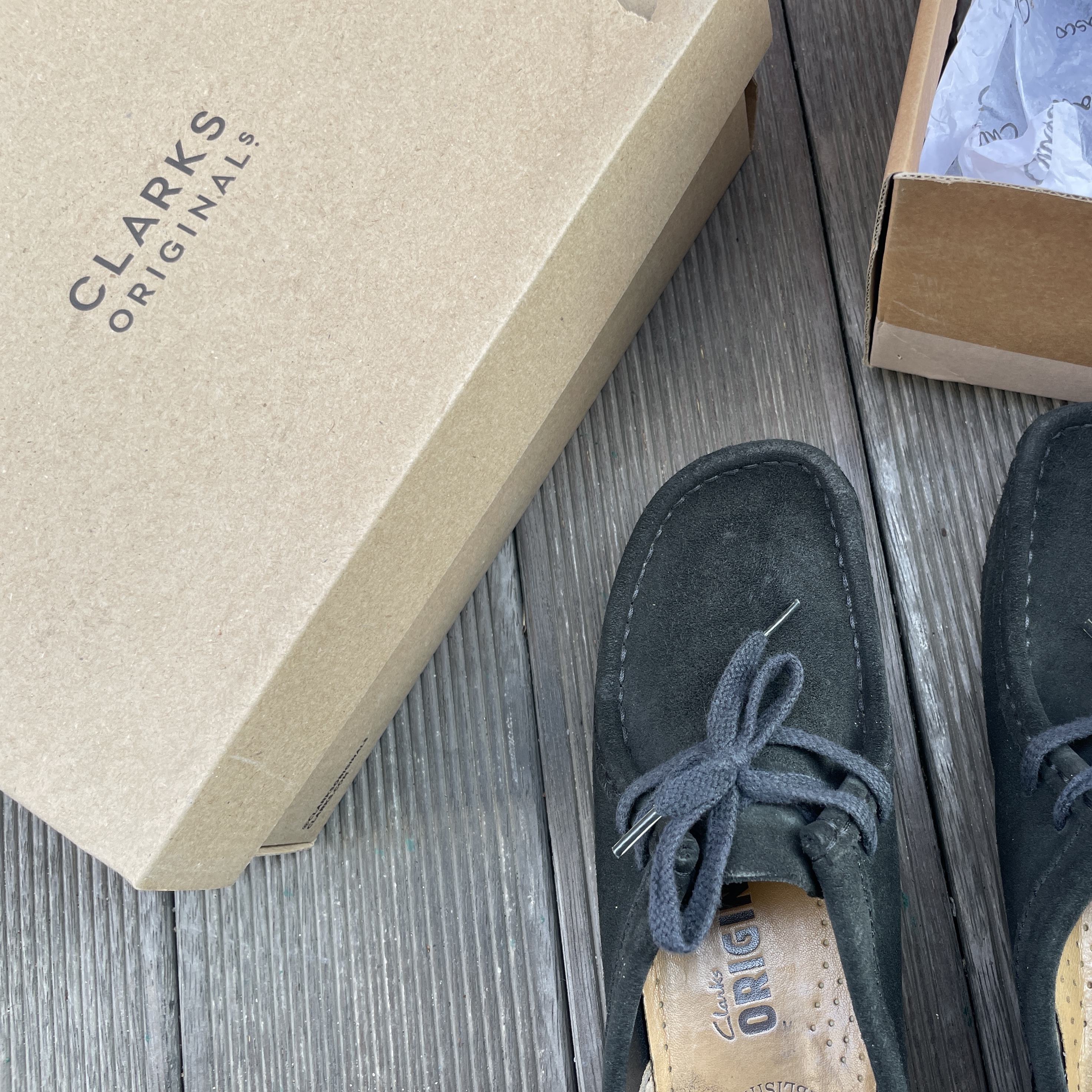 (W) Clarks Wallabee Black Suede 착용 스타일 - 2