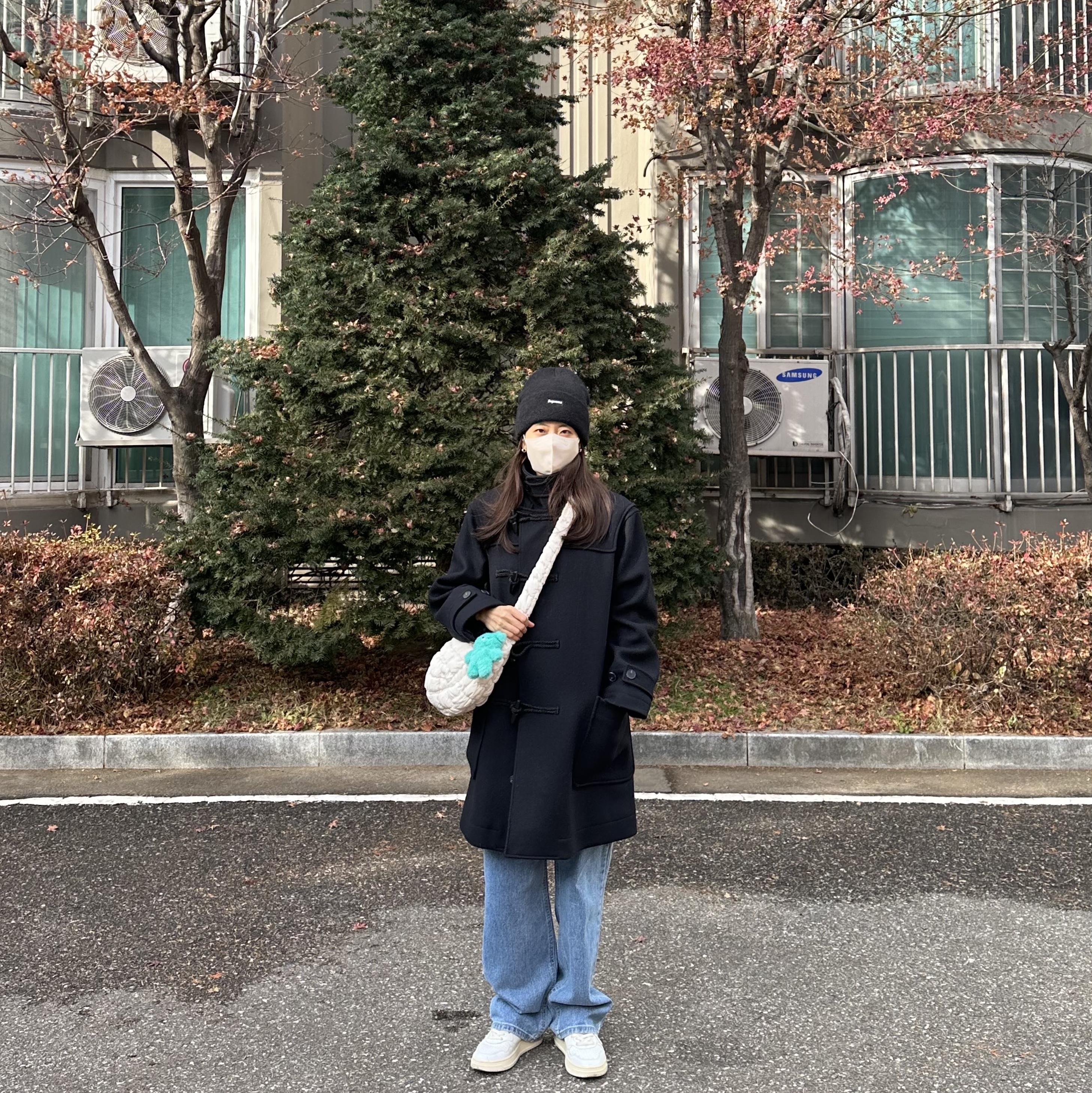 COS Quilted Messenger Bag Beige, Supreme Mohair Beanie Black - 23FW 착용 스타일 - 1