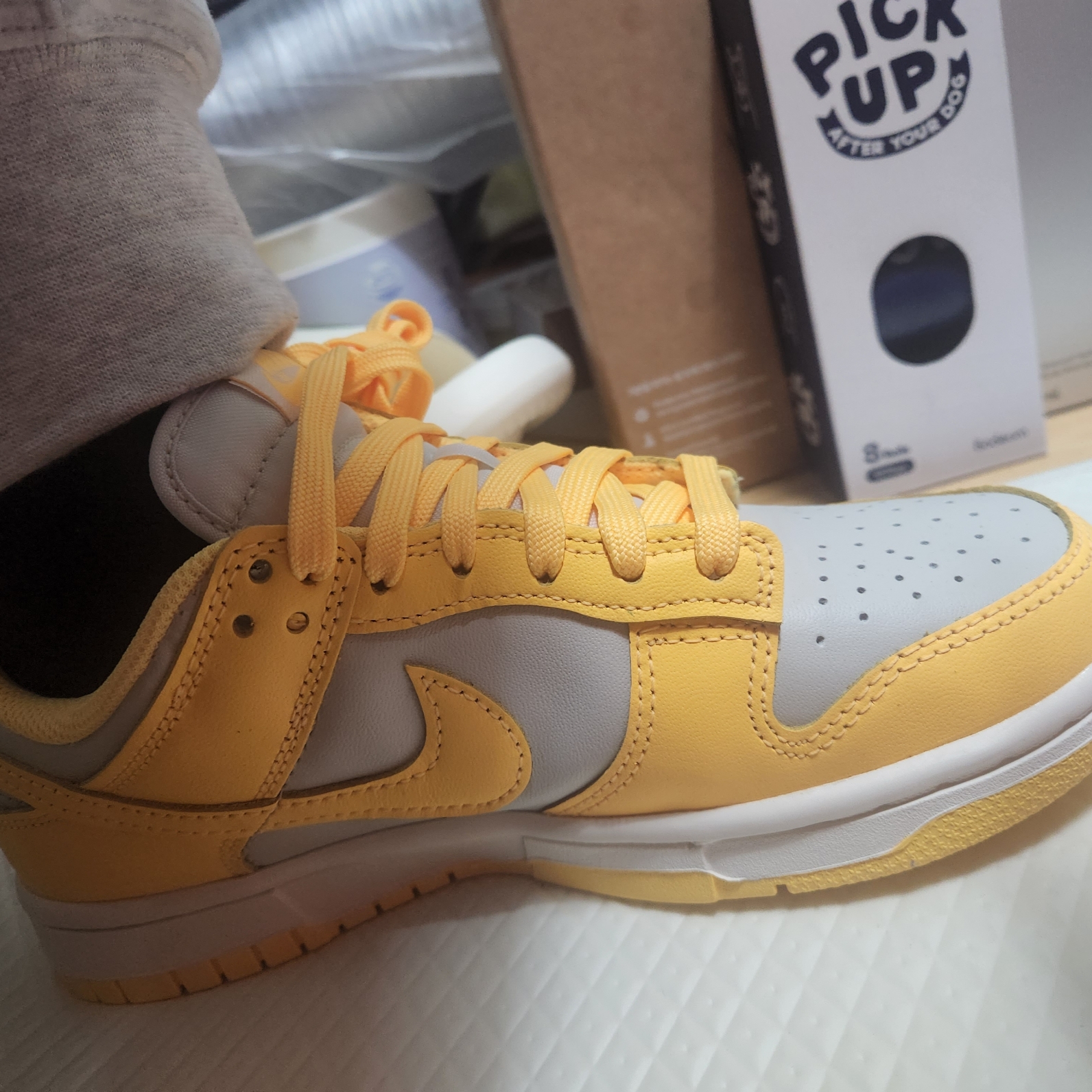 (W) Nike Dunk Low Light Bone Citron Pulse 착용 스타일 - 2