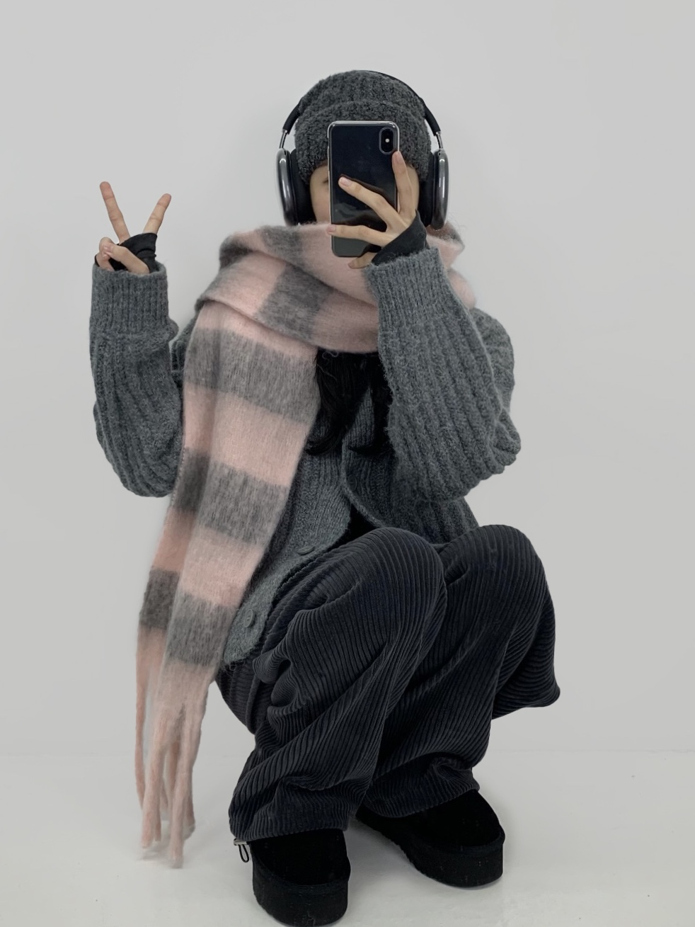 Apple AirPods Max Lightning Space Gray (Korean Ver.), (W) UGG Classic Ultra Mini Platform Boots Black 착용 스타일