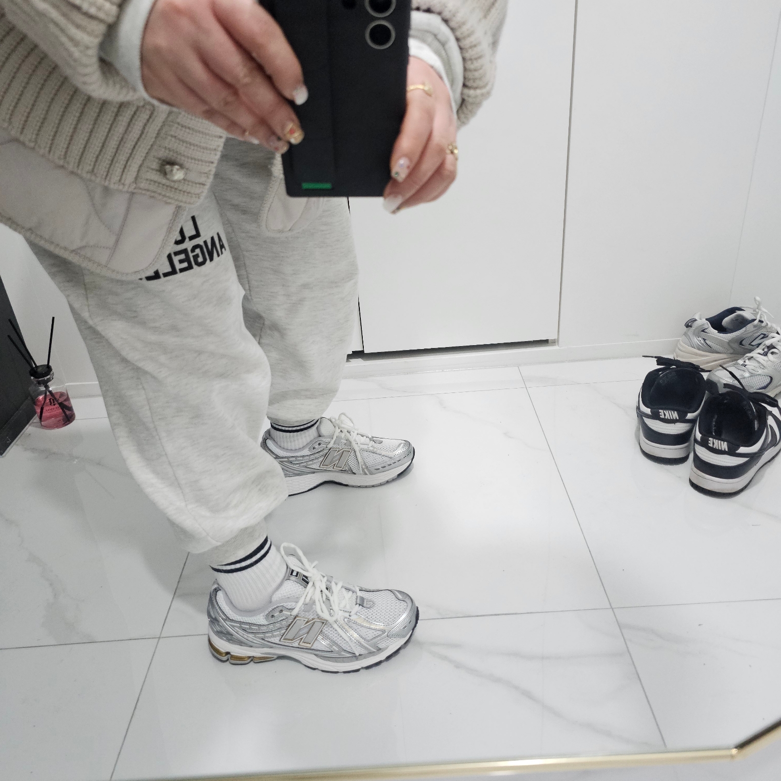 New Balance 1906R White Metallic Silver 착용 스타일 - 1