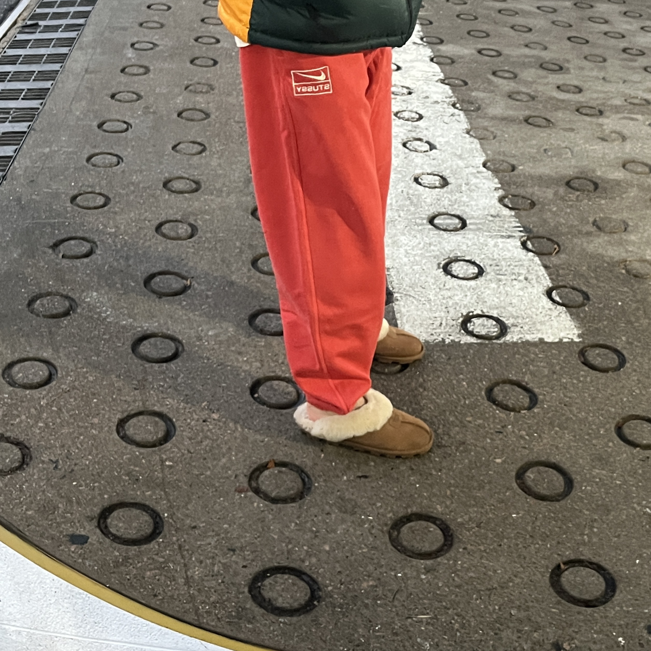 Nike x Stussy Pigment Dyed Fleece Pants Habanero Red (FJ9157-642), (W) UGG Coquette Slipper Chestnut 착용 스타일 - 2