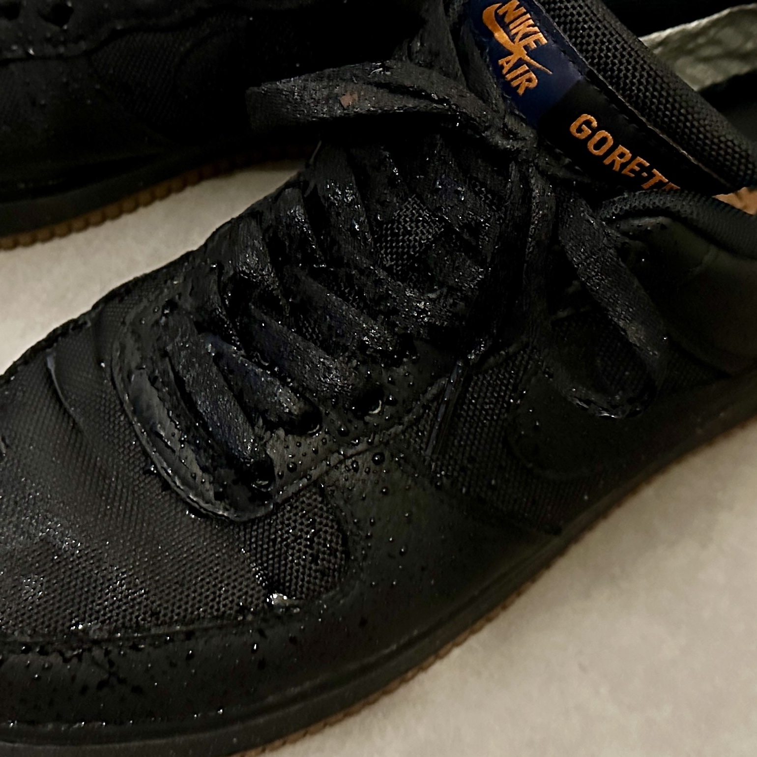 Nike Air Force 1 Low Gore-Tex Black Light Carbon 착용 스타일 - 4