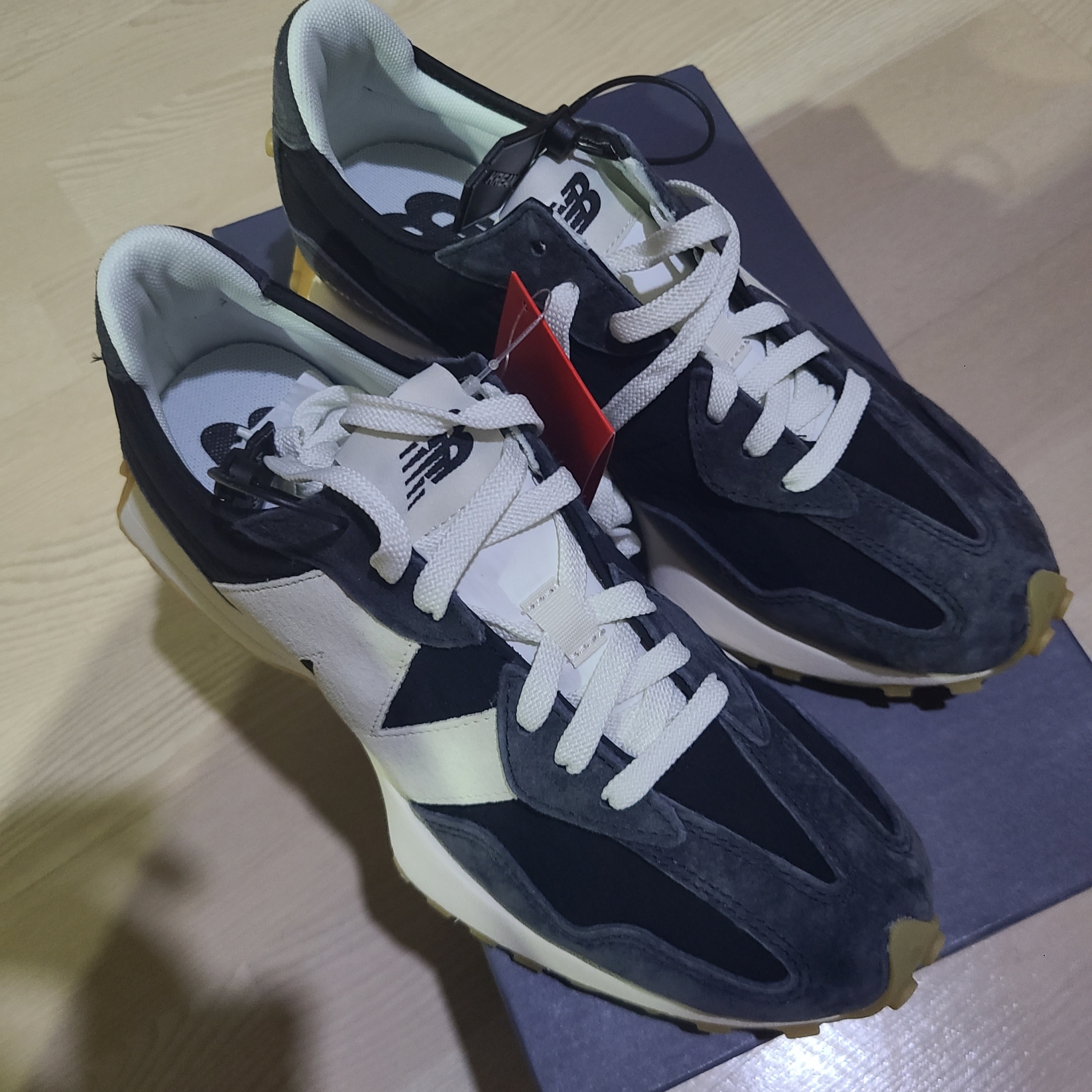 New Balance 327 Clean Vintage Black 착용 스타일