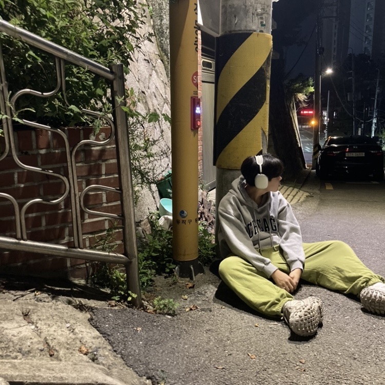 Balenciaga Defender Sneakers Beige, Apple AirPods Max Lightning Silver (Korean Ver.) 착용 스타일 - 2