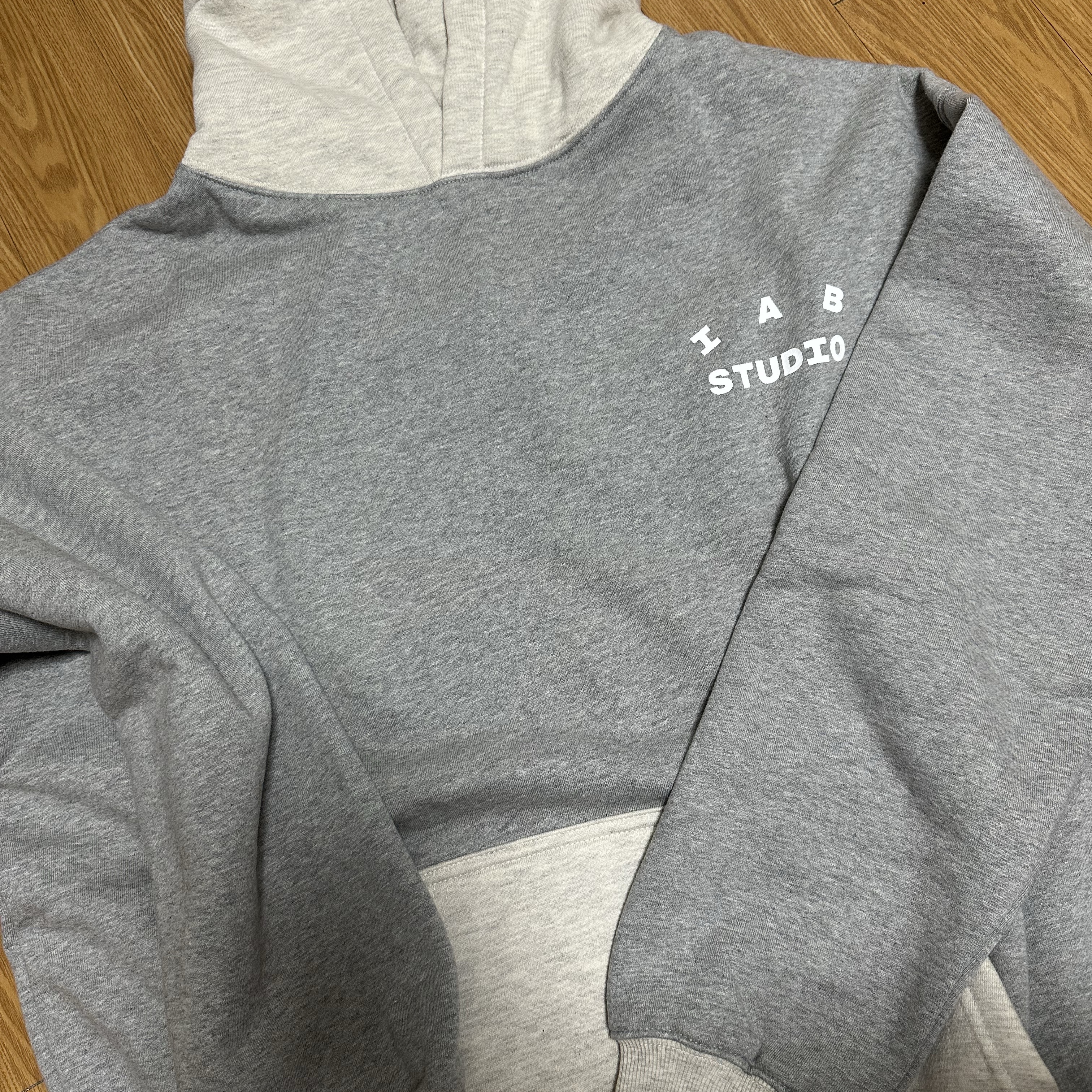 IAB Studio Hoodie Dual Gray 착용 스타일 - 4
