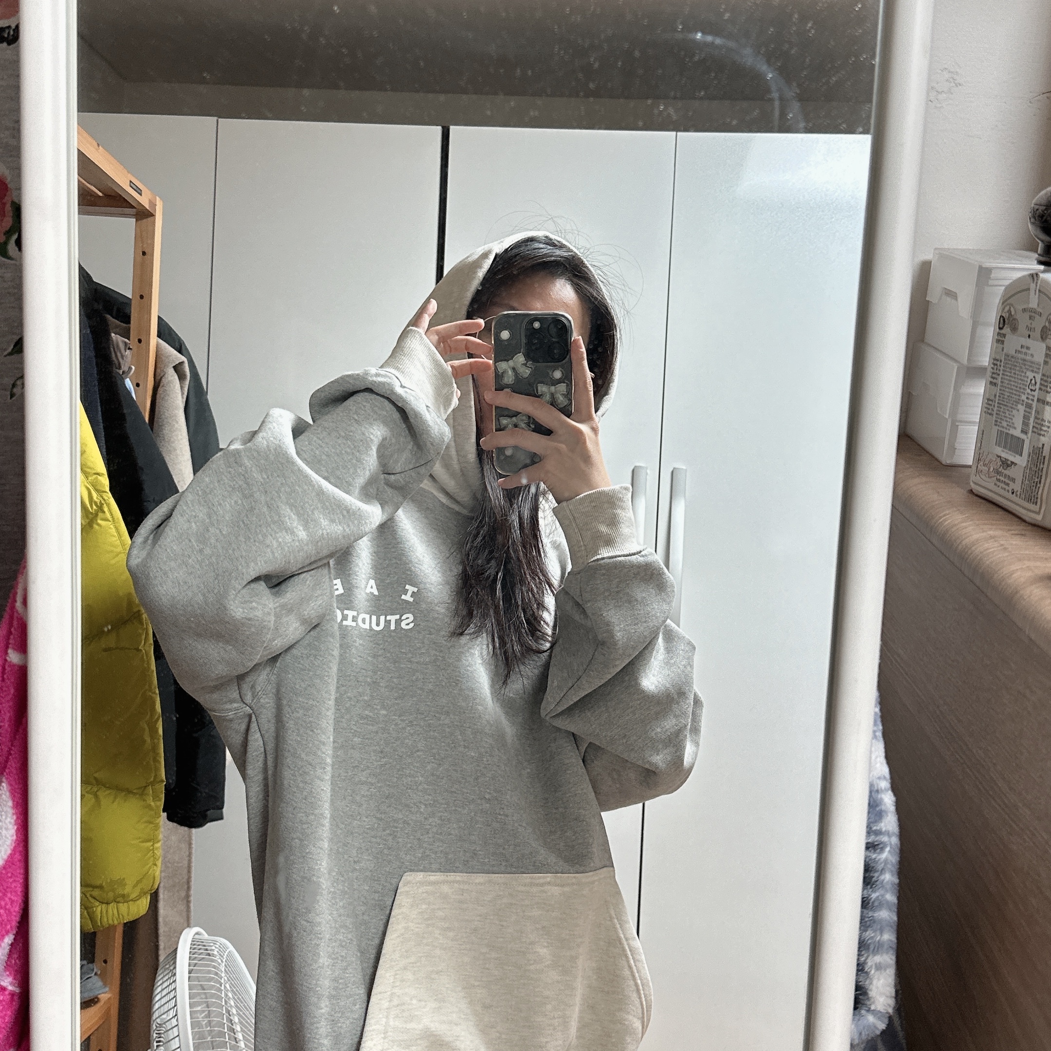 IAB Studio Hoodie Dual Gray 착용 스타일 - 2