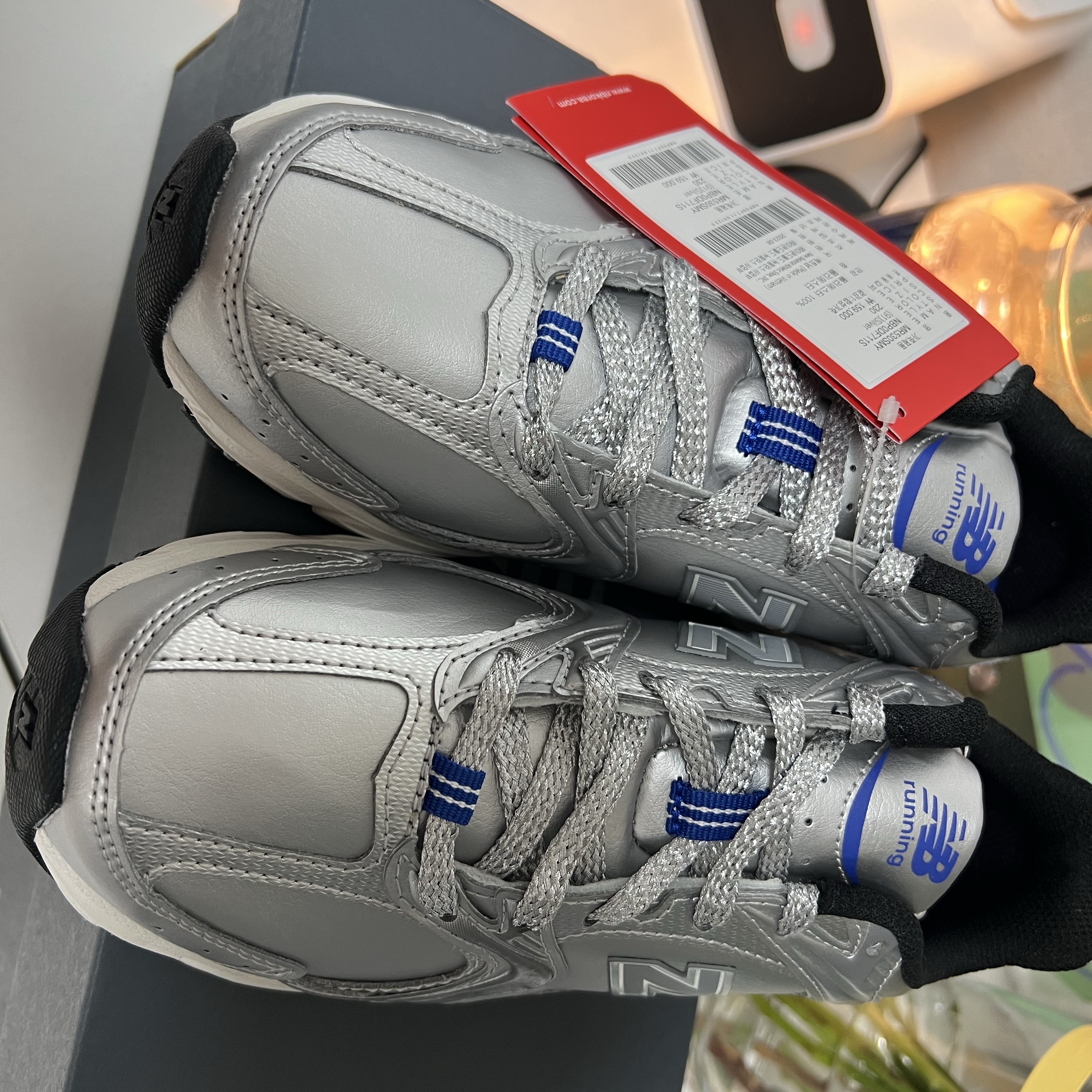 New Balance x Yeseyesee 530 Silver Royal Blue 착용 스타일 - 1
