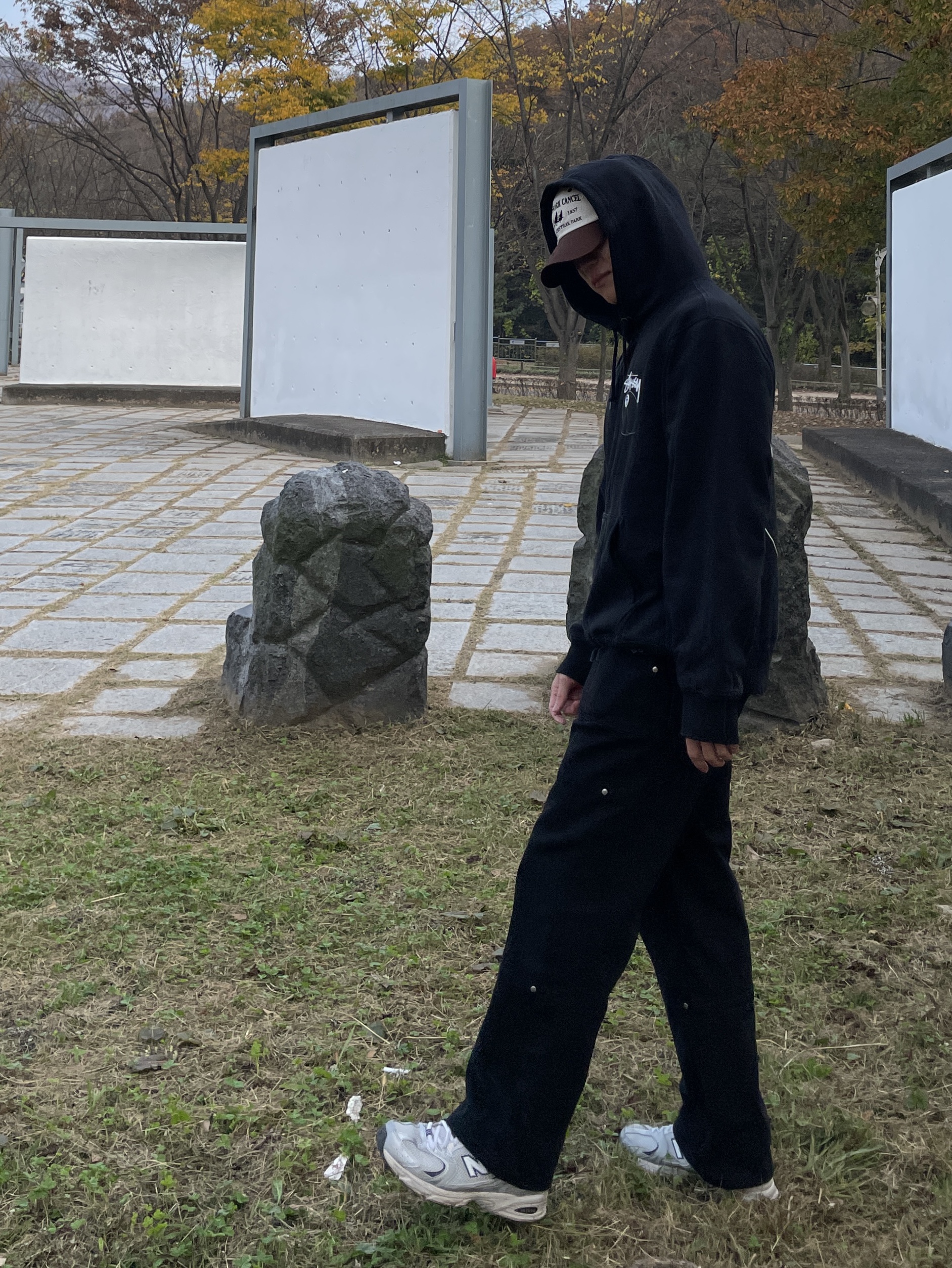 Stussy 8 Ball Hoodie Black - 21FW, New Balance 530 Steel Grey 착용 스타일 - 3