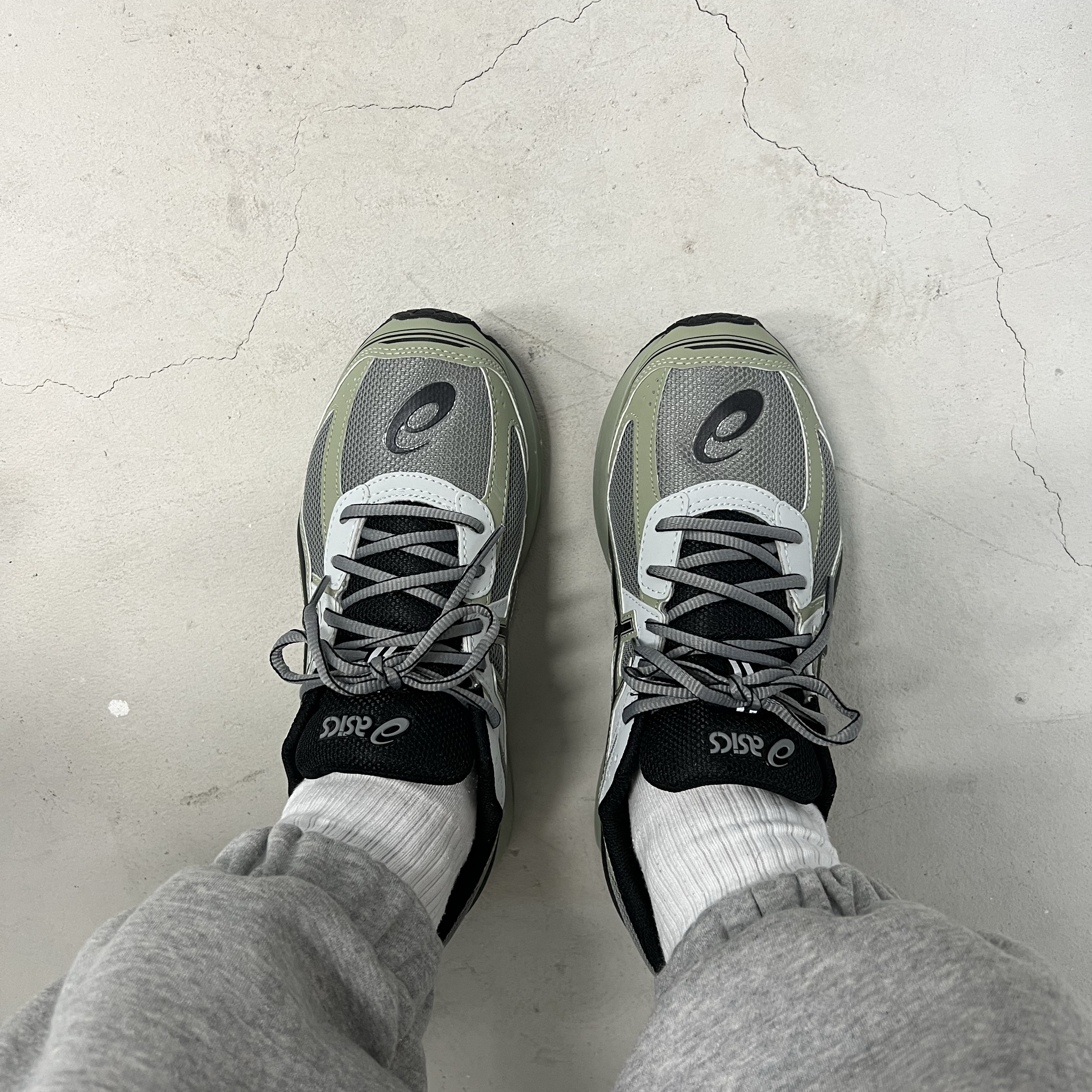 Asics Jog 100 S Sheet Rock - 2E Wide 착용 스타일 - 1