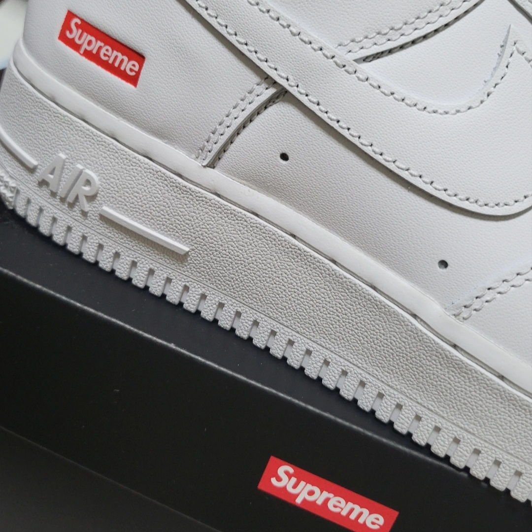 Nike x Supreme Air Force 1 Low White 착용 스타일